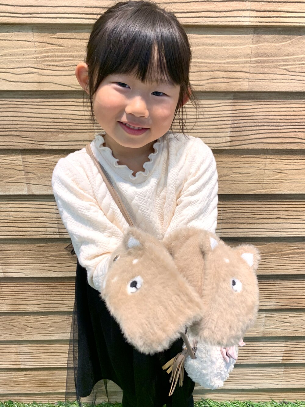 ベージュ系のワンピース、ブラック系のその他パンツ、ベージュ系の手袋を着用したキッズの冬コーディネートの2枚目の写真