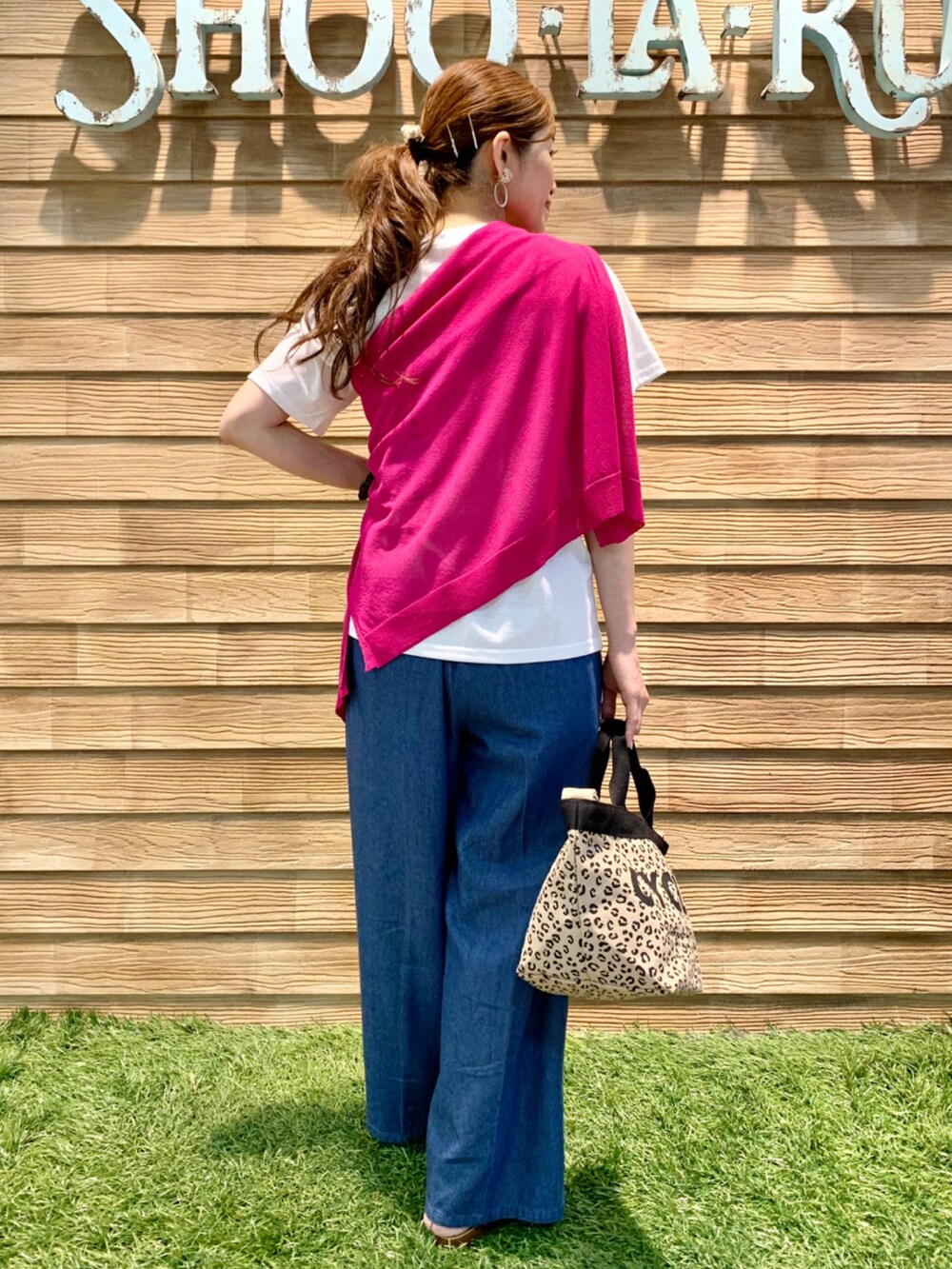 ピンク系のカーディガン/ボレロ、ホワイト系のTシャツ/カットソー、ブルー系のその他パンツを着用したレディースの夏コーディネートの5枚目の写真