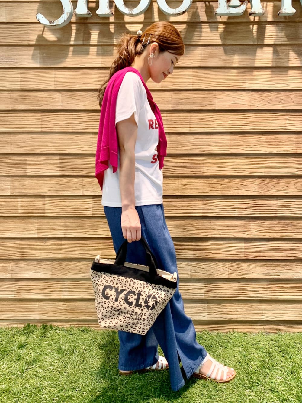 ピンク系のカーディガン/ボレロ、ホワイト系のTシャツ/カットソー、ブルー系のその他パンツを着用したレディースの夏コーディネートの4枚目の写真