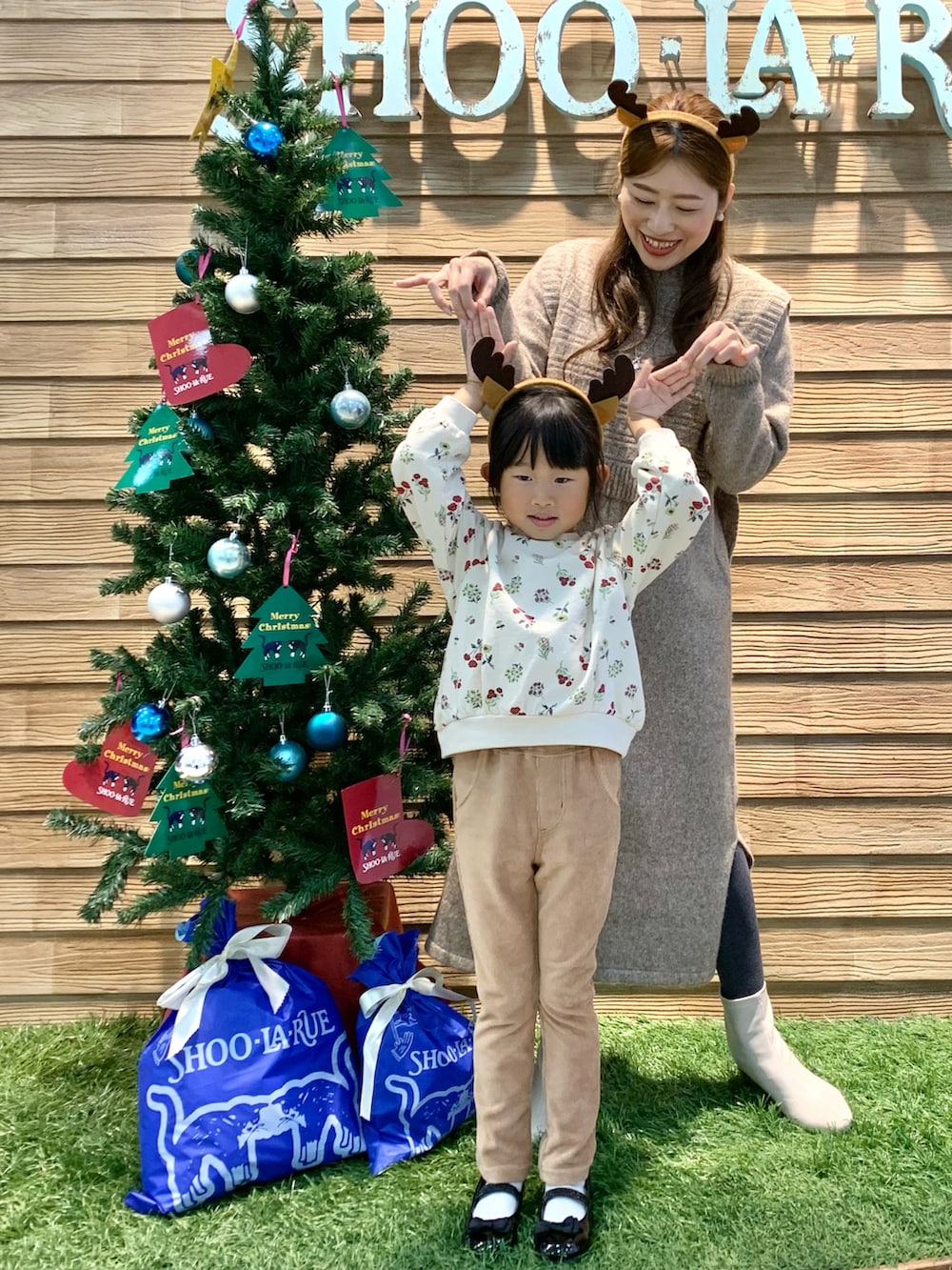 ブラウン系のワンピース、ホワイト系のブーツ、ベージュ系のその他を着用したレディースの冬コーディネートの5枚目の写真