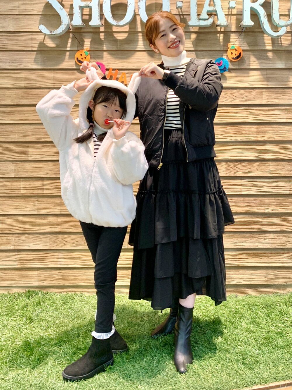 ブラック系のブルゾン、ホワイト系のニット/セーター、ブラック系のスカートを着用したレディースの秋コーディネートの5枚目の写真