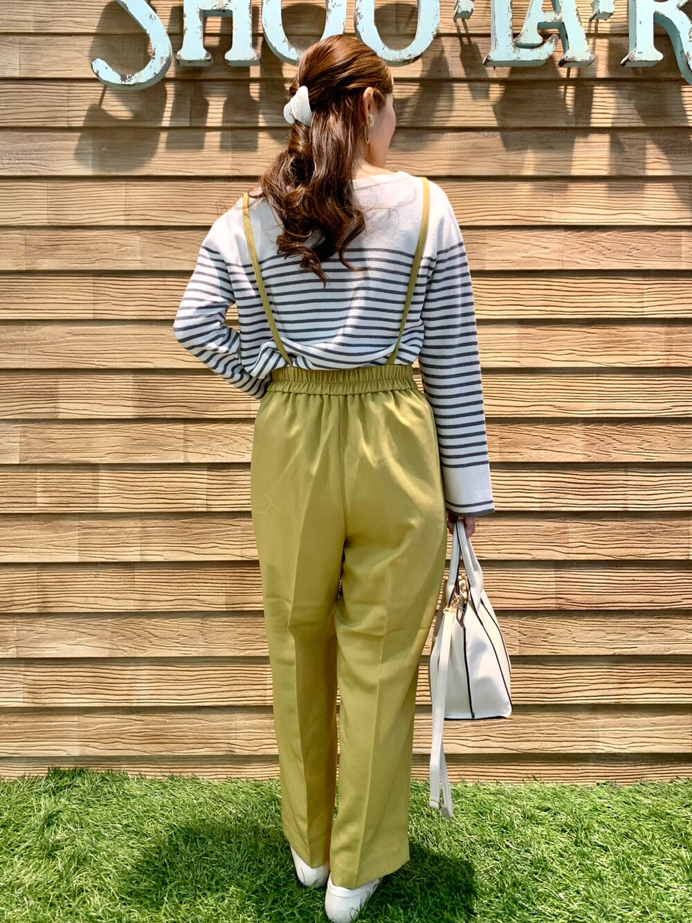グレー系のニット/セーター、イエロー系のその他パンツ、ホワイト系のトートバッグを着用したレディースの冬コーディネートの5枚目の写真