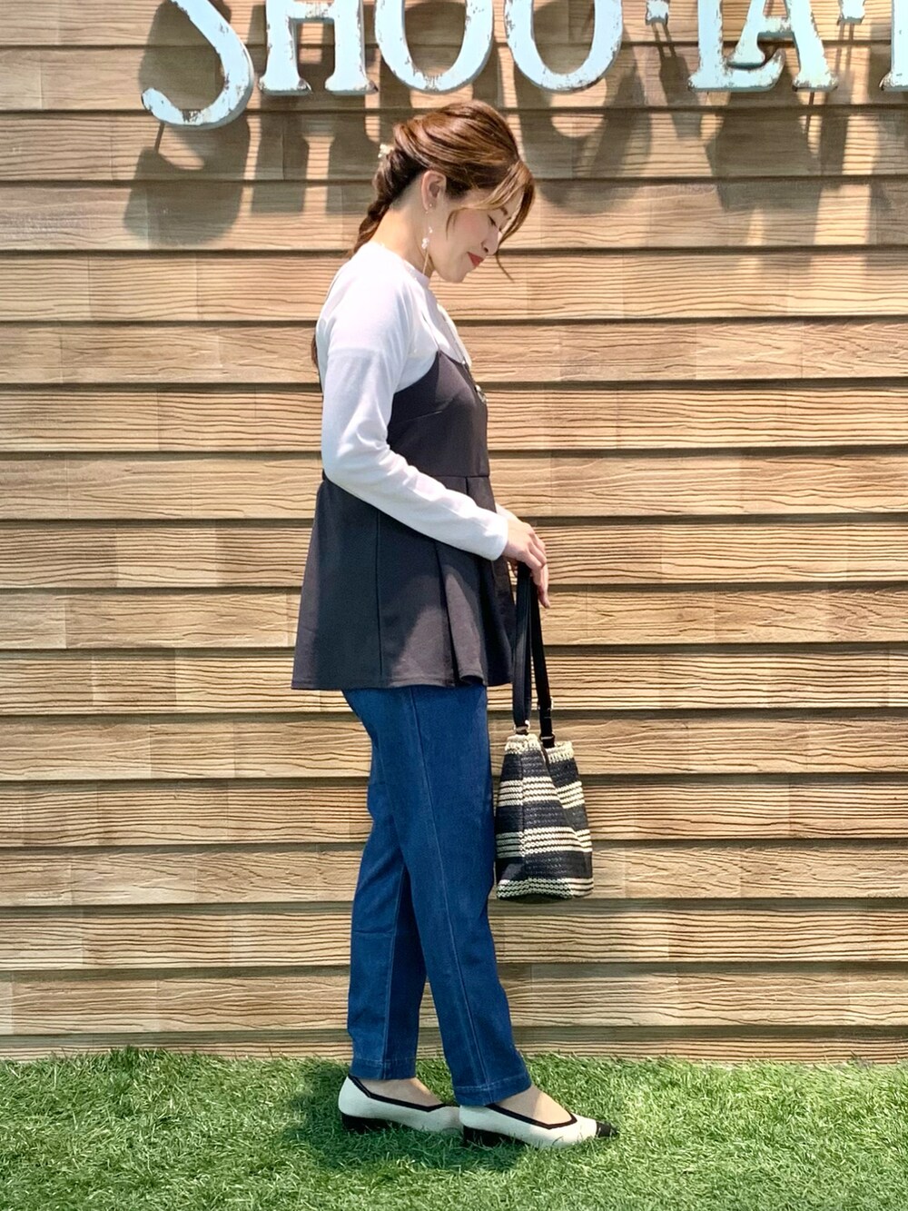 「シューラルー、ドレスキップ、きれいめカジュアル、大人カジュアル、春服コーデ、シンプルコーデ、休日スタイル、ビスチェ、デニム、モノトーン、バイカラー、ショルダーバッグ、パンプス、笑顔ふぇす」｜「DRESKIPの【2点セット／体型カバー】タックフレアキャミソール＋ロンT（その他トップス、グレー系）」を使った、E r i   さん（骨格ウェーブ・レディース・162cm）の春コーディネートの4枚目の写真