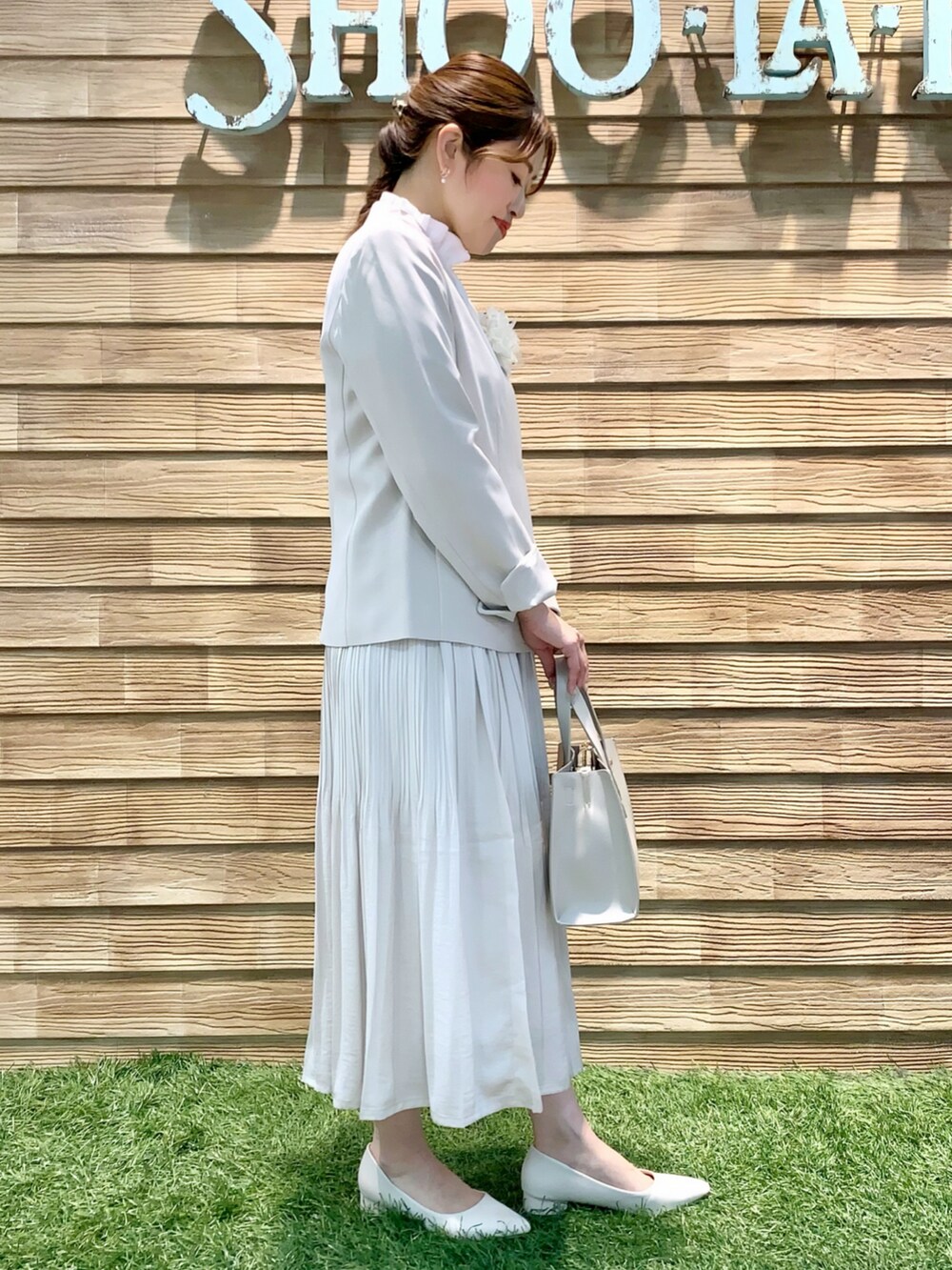 「シューラルー、オケージョン、セレモニー、入学式、入園式、七五三、オフィススタイル、スーツスタイル、お仕事コーデ、淡色コーデ、ジャケット、ブラウス、スカート、トートバッグ、パンプス」|「SHOO・LA・RUEの【洗える/通勤/セレモニー】ダブルクロスVネックジャケット【CIRCRIC】(ノーカラージャケット、ベージュ系)」を使った、E r i さん(骨格ウェーブ・レディース・162cm)の冬コーディネートの4枚目の写真