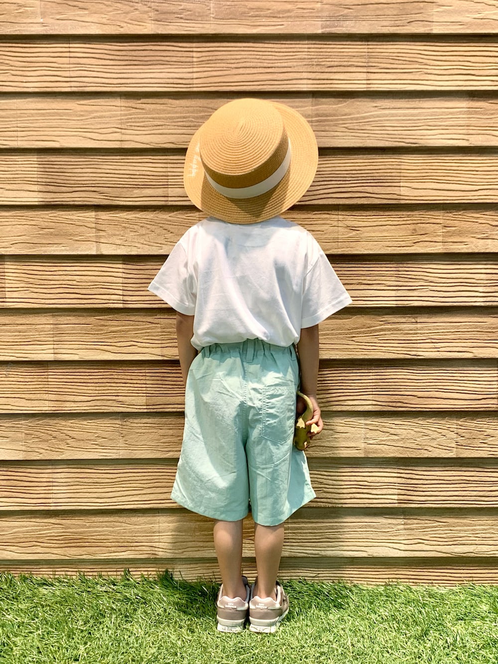 ホワイト系のTシャツ/カットソー、グリーン系のその他パンツ、ベージュ系のハットを着用したキッズの秋コーディネートの5枚目の写真