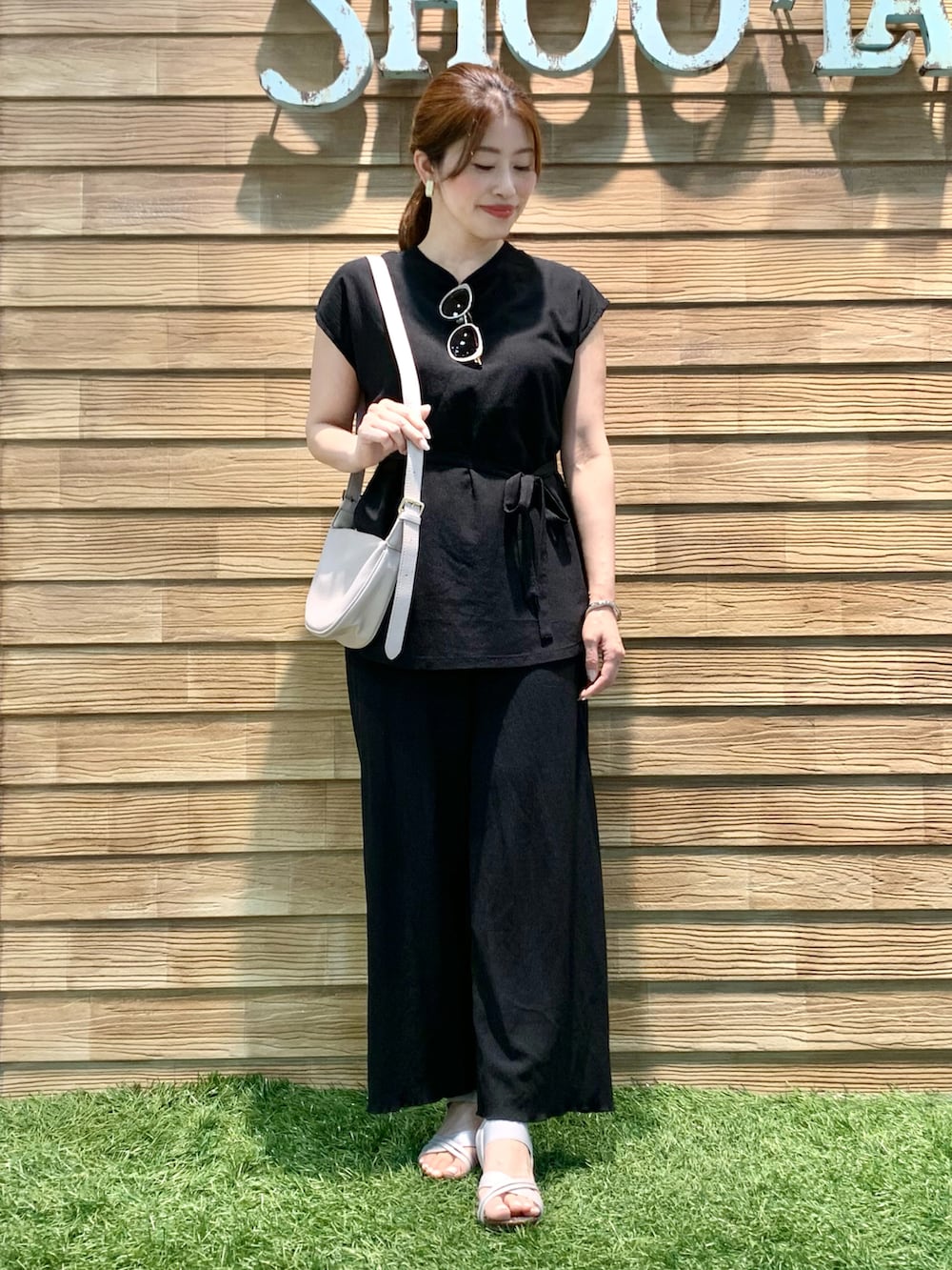 ブラック系のTシャツ/カットソー、ブラック系のその他パンツ、グレー系のショルダーバッグを着用したレディースの秋コーディネートの2枚目の写真