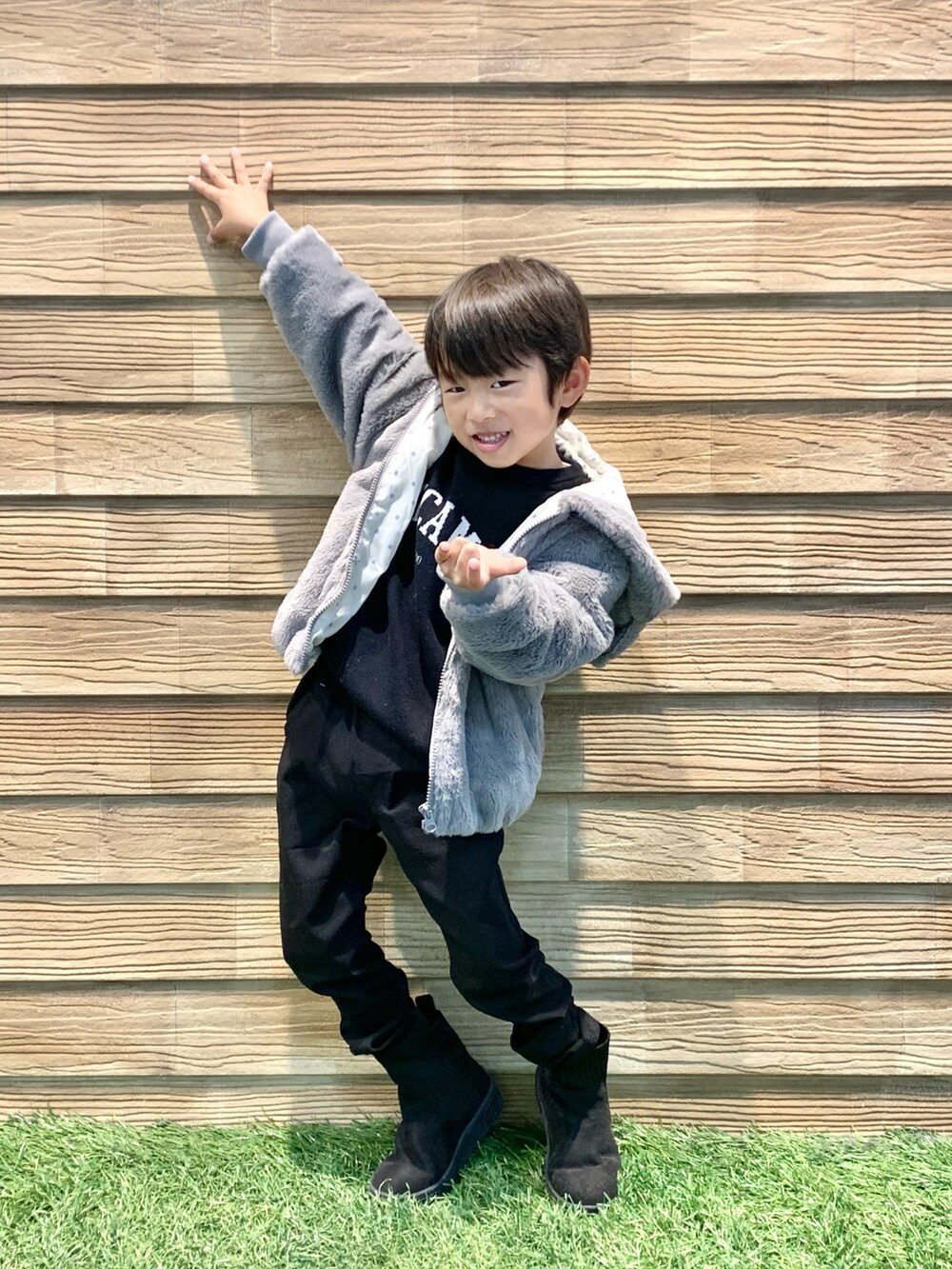 グレー系のブルゾン、ブラック系のニット/セーター、ブラック系のその他パンツを着用したキッズの秋コーディネートの3枚目の写真