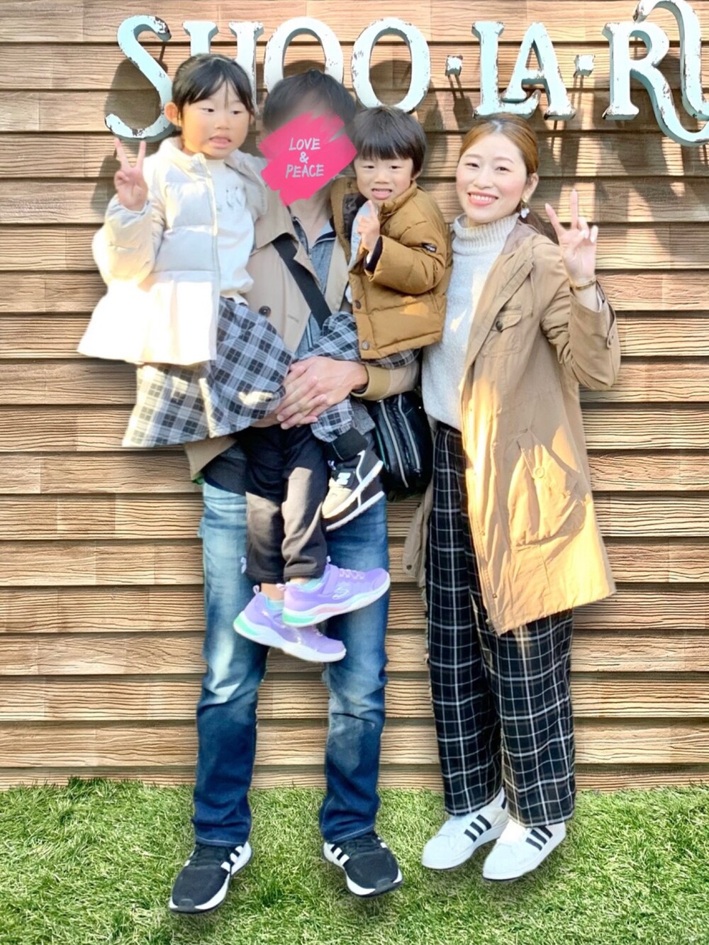 グレー系のスウェット、ブラック系のその他パンツ、グレー系のラッピングキットを着用したキッズの冬コーディネートの5枚目の写真