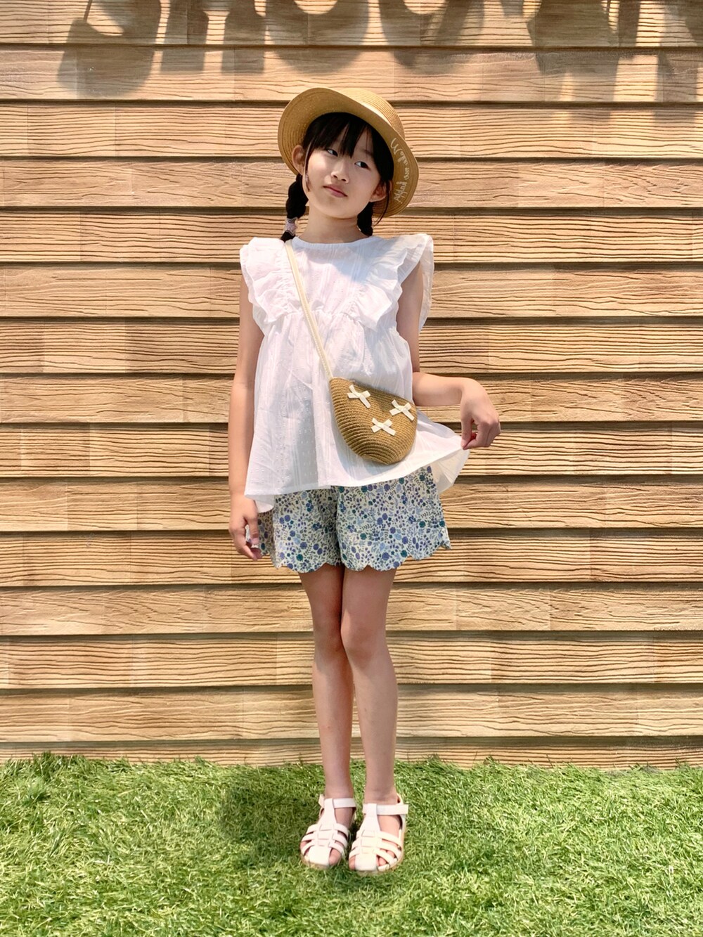 ホワイト系のシャツ/ブラウス、イエロー系のショルダーバッグ、ブルー系のその他パンツを着用したキッズの秋コーディネートの2枚目の写真