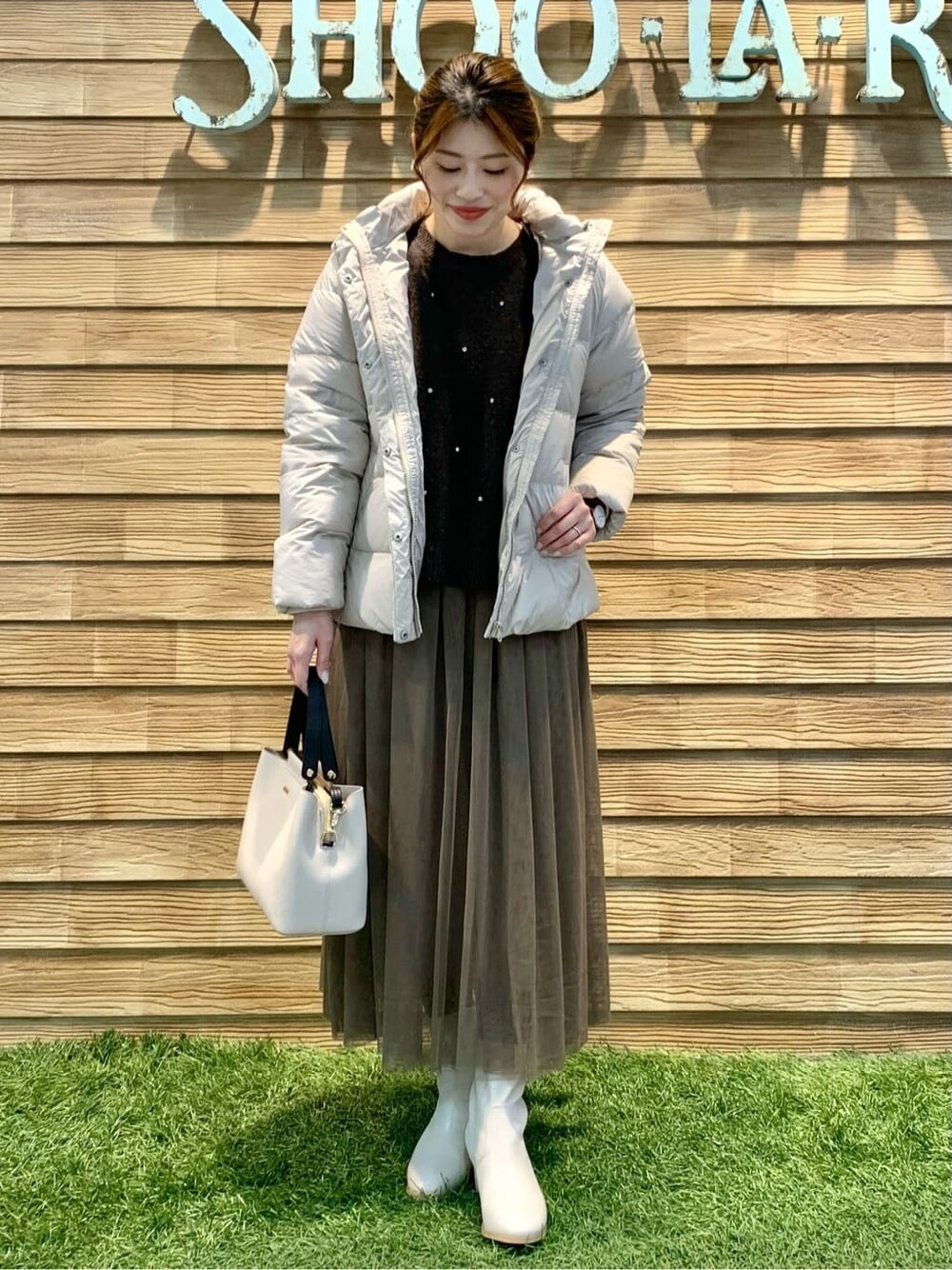 ブラウン系のスカート、ベージュ系のトートバッグを着用したレディースの冬コーディネートの6枚目の写真