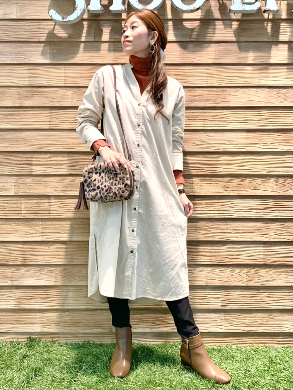 ホワイト系のワンピース、レッド系のニット/セーター、ブラック系のその他パンツを着用したレディースの冬コーディネートの2枚目の写真