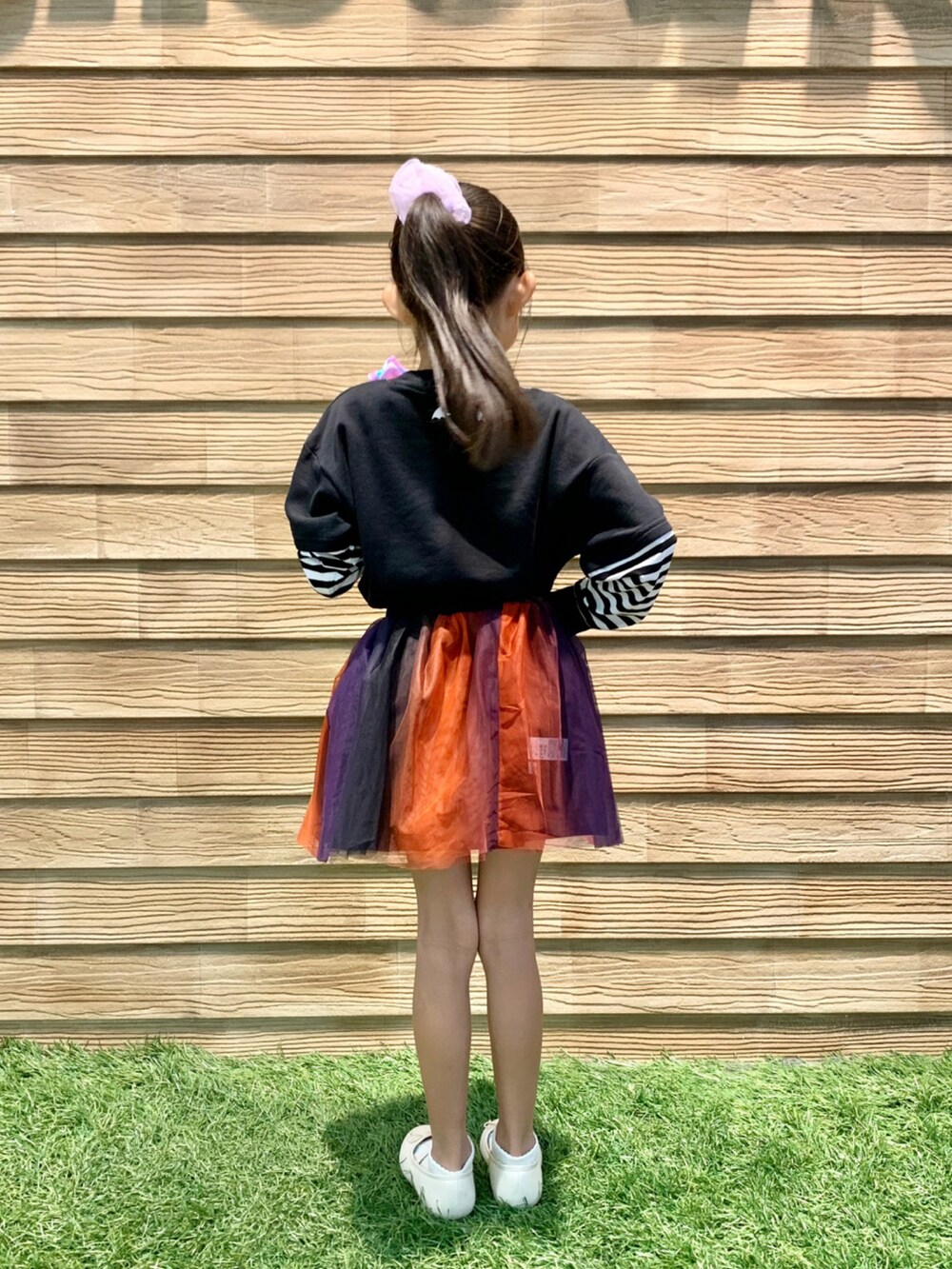 「シューラルー、シューラルーキッズ、女の子、キッズコーデ、親子コーデ、秋コーデ、パーティースタイル、ブラック、プルオーバー、リバーシブル、チュールスカート、スカート、バレエシューズ、ハロウィン、WEARハロウィン2022」｜「SHOO・LA・RUEの【100-130cm】袖ボーダーレイヤードプルオーバー（スウェット、ブラック系）」を使った、E r i   さん（骨格ウェーブ・キッズ・120cm）の秋コーディネートの4枚目の写真