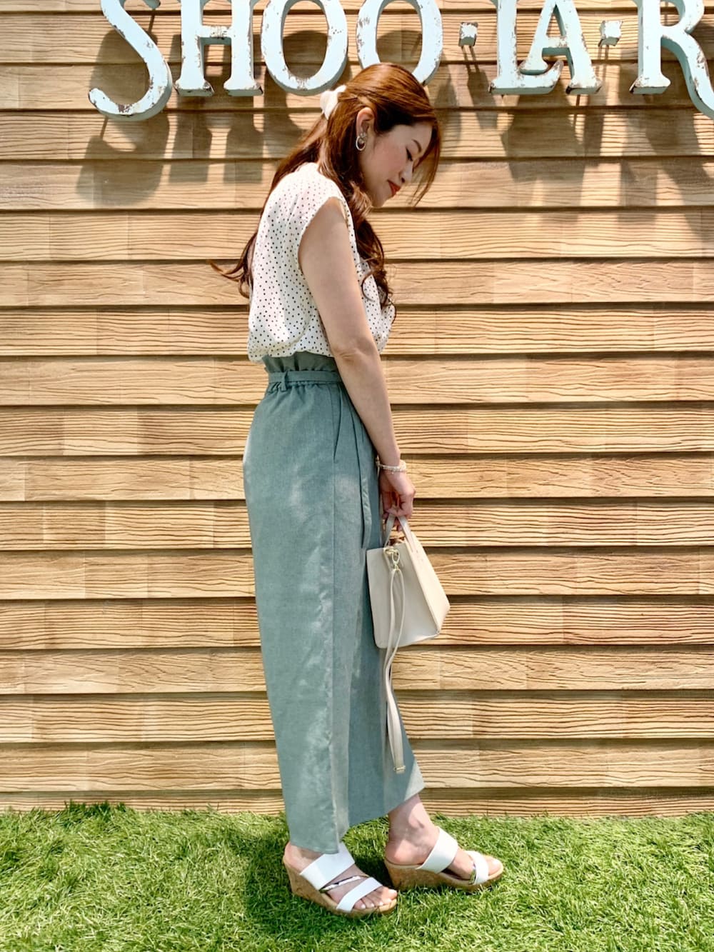 ベージュ系のシャツ/ブラウス、グリーン系のスカート、ホワイト系のショルダーバッグを着用したレディースの夏コーディネートの4枚目の写真