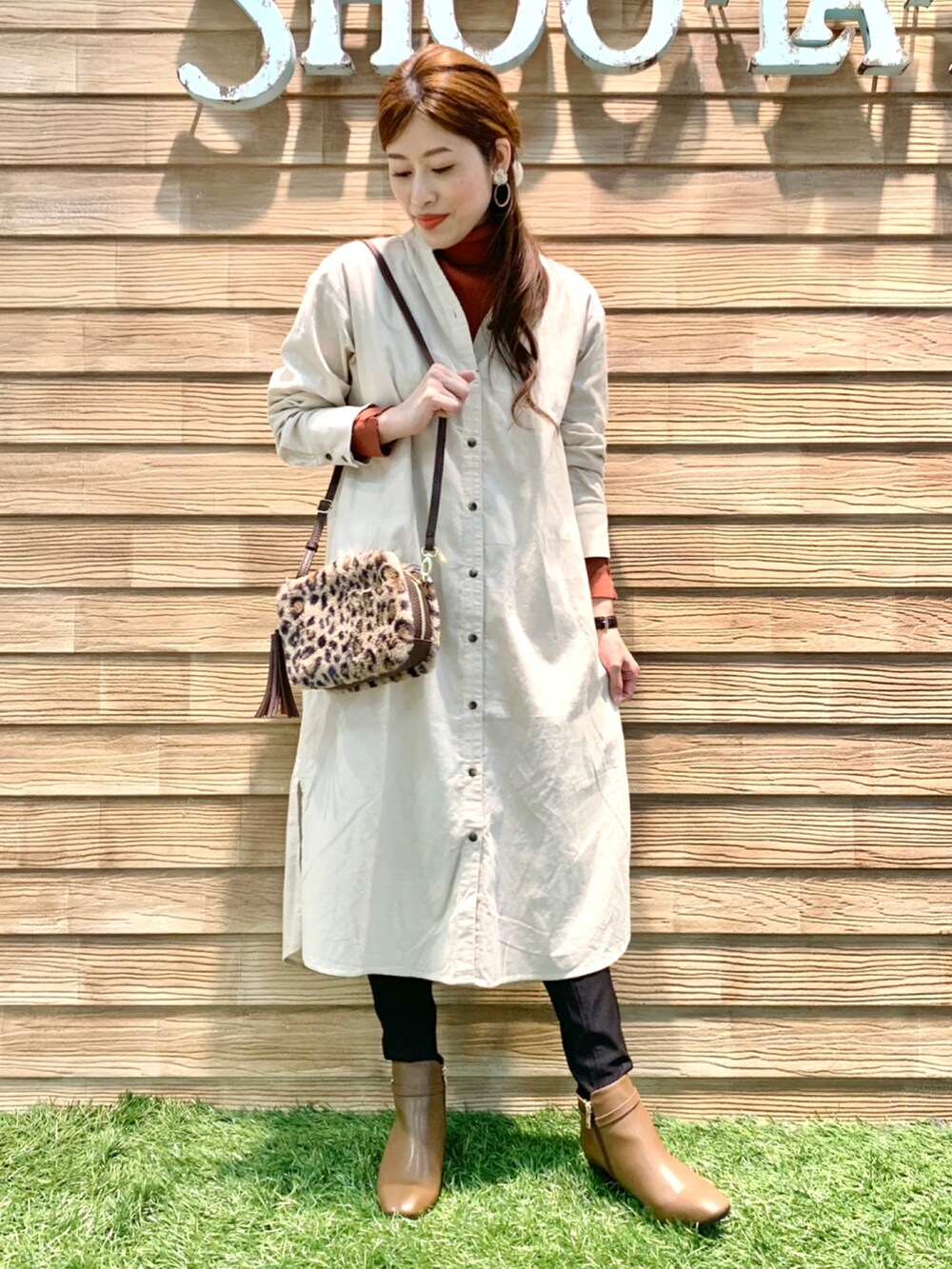 ホワイト系のワンピース、レッド系のニット/セーター、ブラック系のその他パンツを着用したレディースの冬コーディネートの3枚目の写真