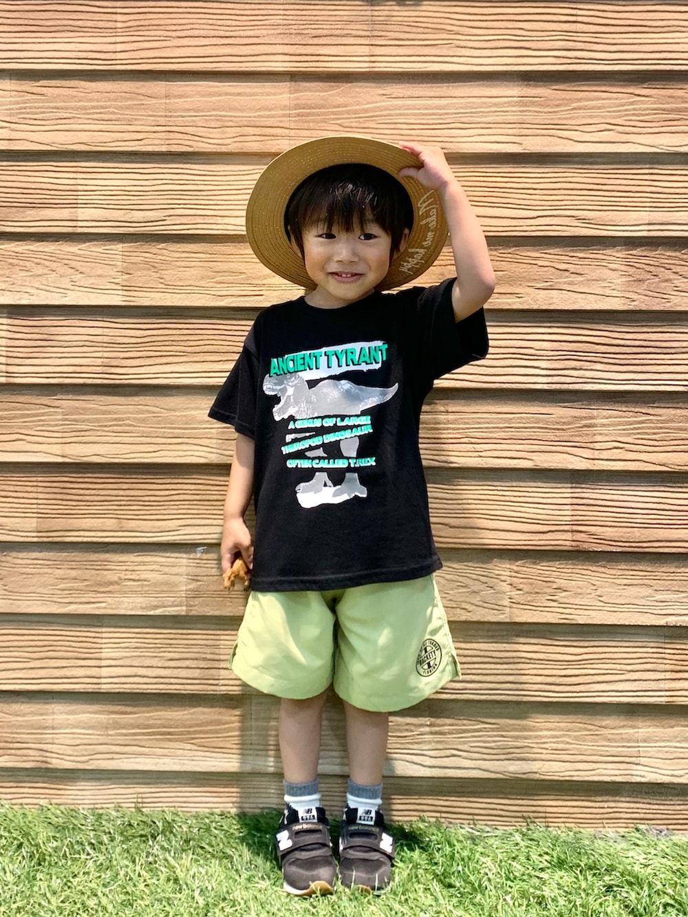 ブラック系のTシャツ/カットソー、イエロー系のその他パンツ、ベージュ系のハットを着用したキッズの夏コーディネートの2枚目の写真