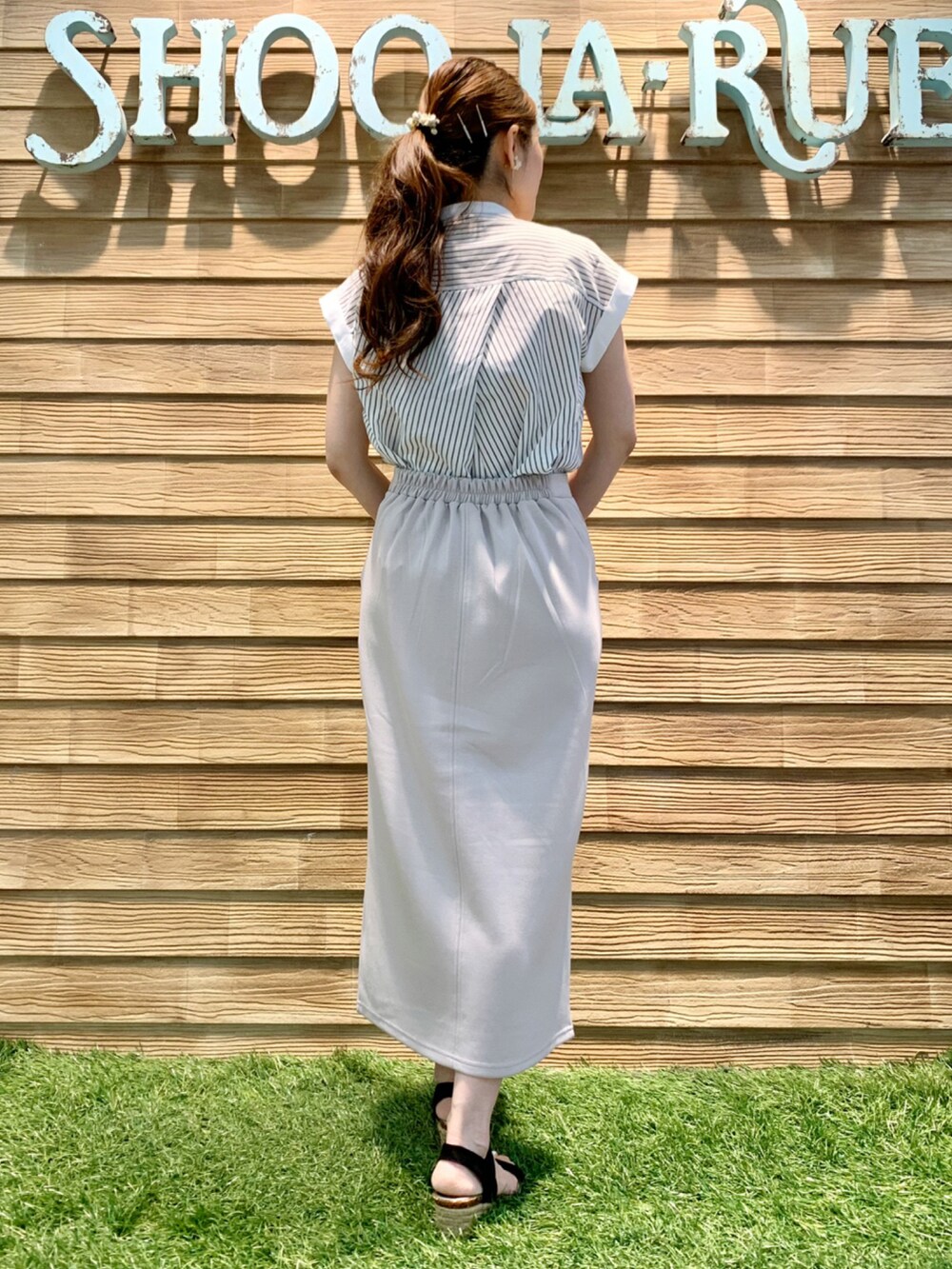 ホワイト系のシャツ/ブラウス、グレー系のスカート、グレー系のショルダーバッグを着用したレディースの夏コーディネートの5枚目の写真