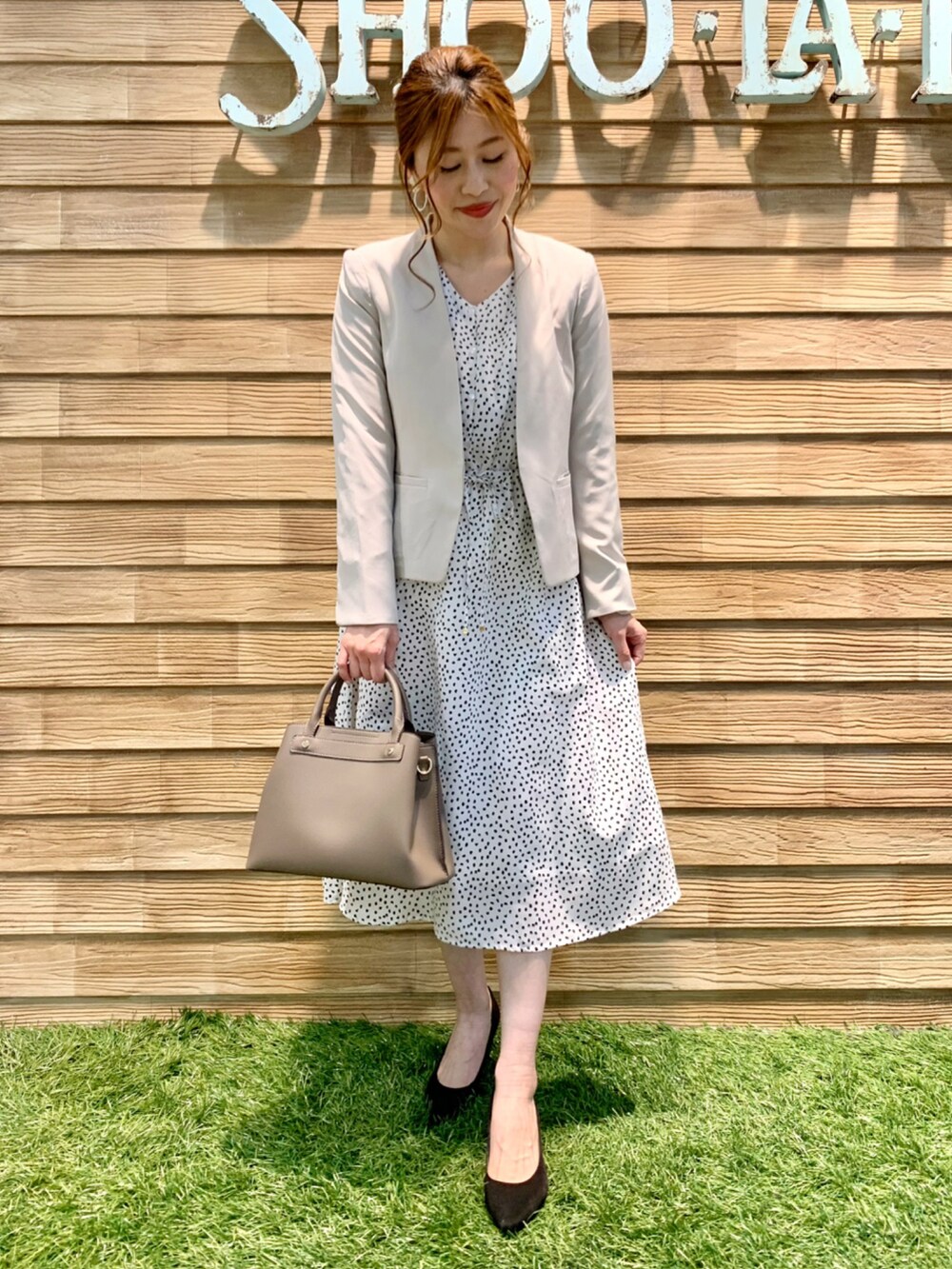 「シューラルー、ドレスキップ、大人カジュアル、きれいめカジュアル、春コーデ、フォーマル、淡色コーデ、通勤コーデ、卒業式、入学式、ジャケット、ワンピース、STOP 誹謗中傷、WEARは皆の拠り所、グミ同盟」｜「SHOO・LA・RUEの【S-5L/洗濯機可/2WAYストレッチ】ダブルクロスVネックジャケット（ノーカラージャケット、ベージュ系）」を使った、E r i   さん（レディース・162cm）の冬コーディネートの3枚目の写真