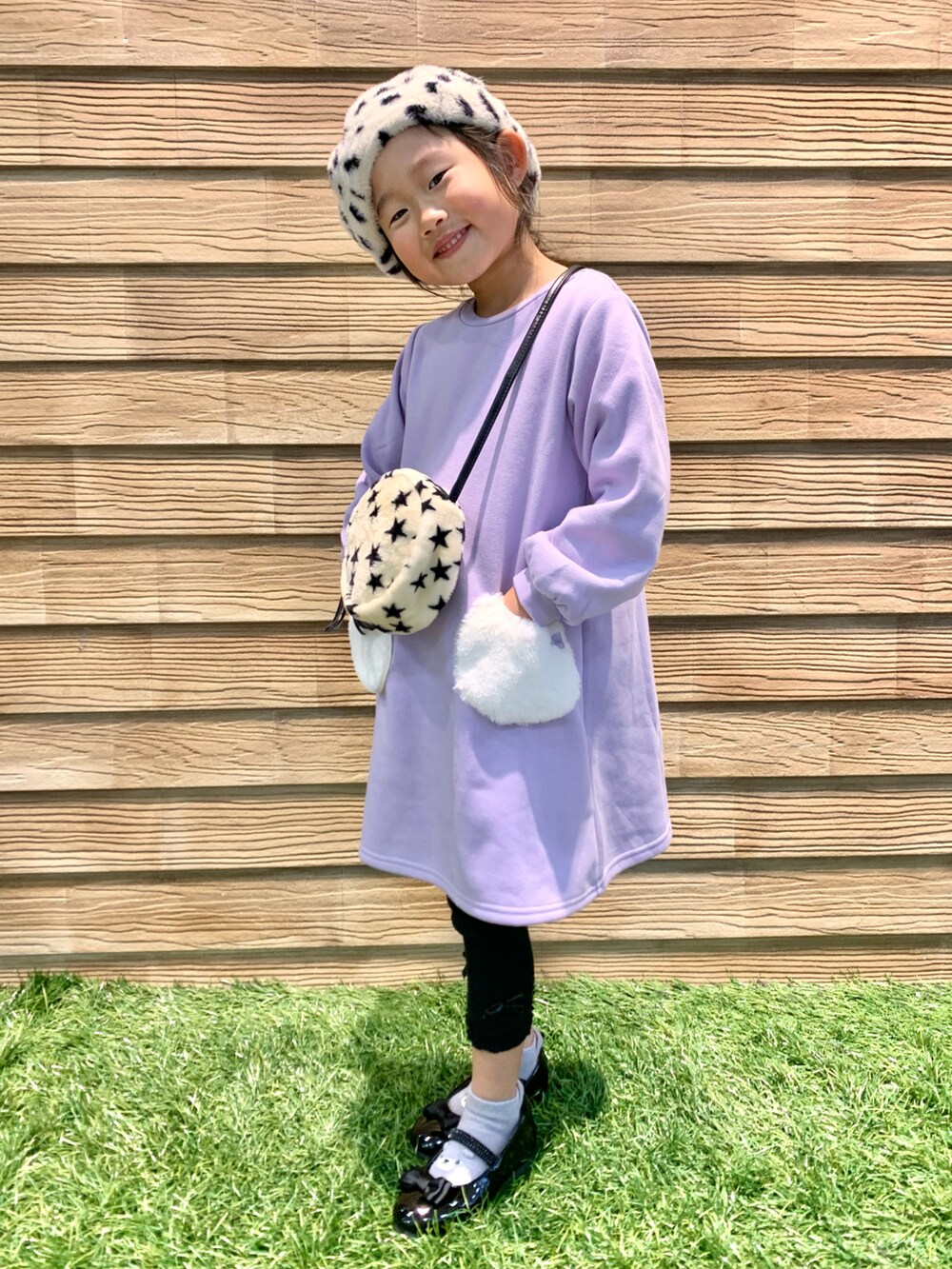 「シューラルー、冬コーデ、キッズコーデ、キッズファッション、子供服、女の子、ワンピース、レギンス、ベレー帽、プチプラ、プチプラコーデ、STOP 誹謗中傷、WEARは皆の拠り所、笑顔の輪を繋ごう、繋ごう素敵な心の声を」|「SHOO・LA・RUEの【90-140cm/速乾】CVC裏起毛ファーポケットワンピ(ワンピース、パープル系)」を使った、E r i さん(キッズ・110cm)の冬コーディネートの2枚目の写真
