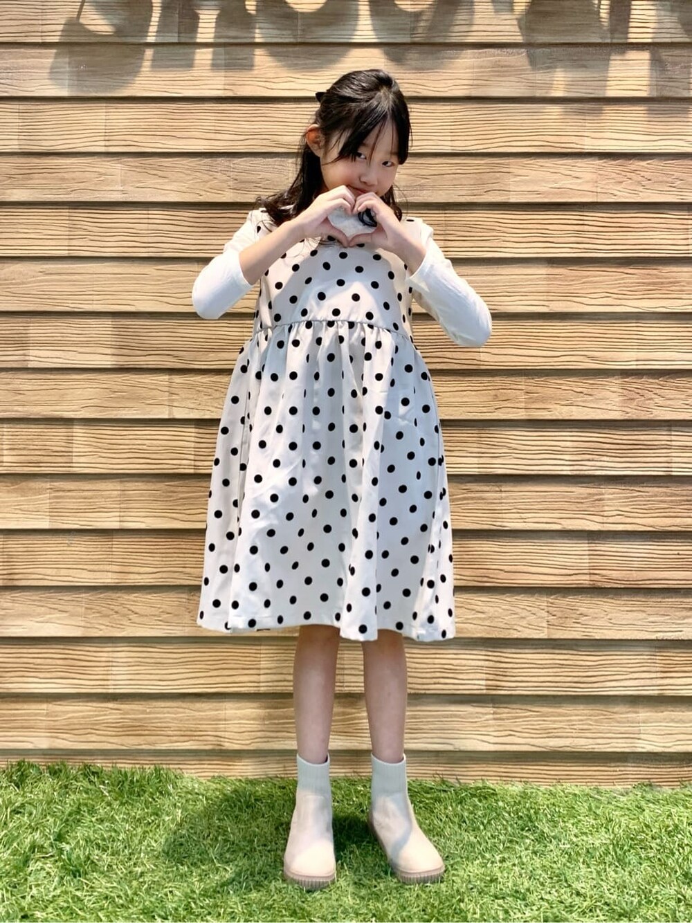 ホワイト系のTシャツ/カットソー、ホワイト系のワンピースを着用したキッズの冬コーディネートの5枚目の写真