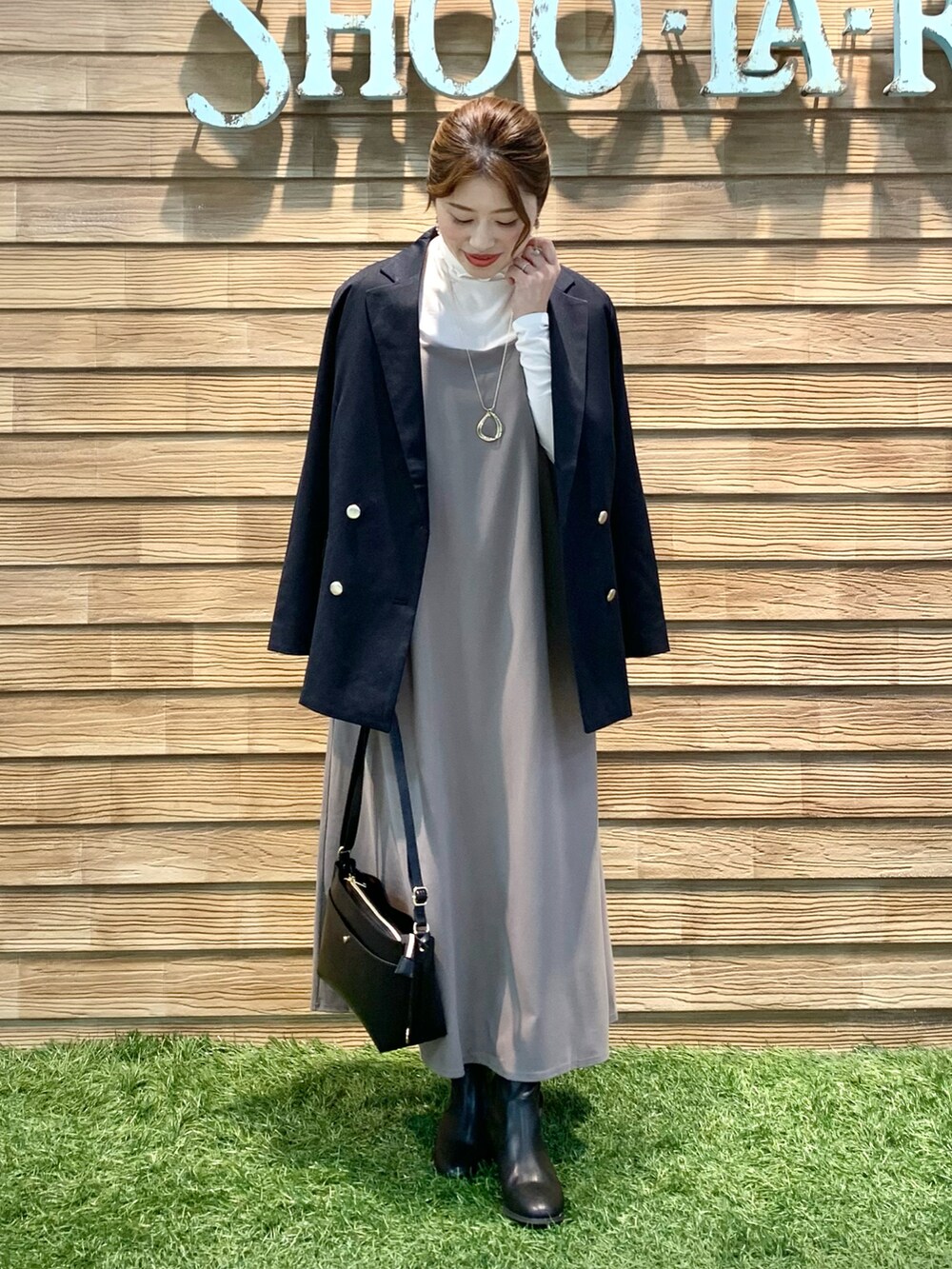 ブルー系のテーラードジャケット、ホワイト系のTシャツ/カットソー、イエロー系のワンピースを着用したレディースの春コーディネートの3枚目の写真