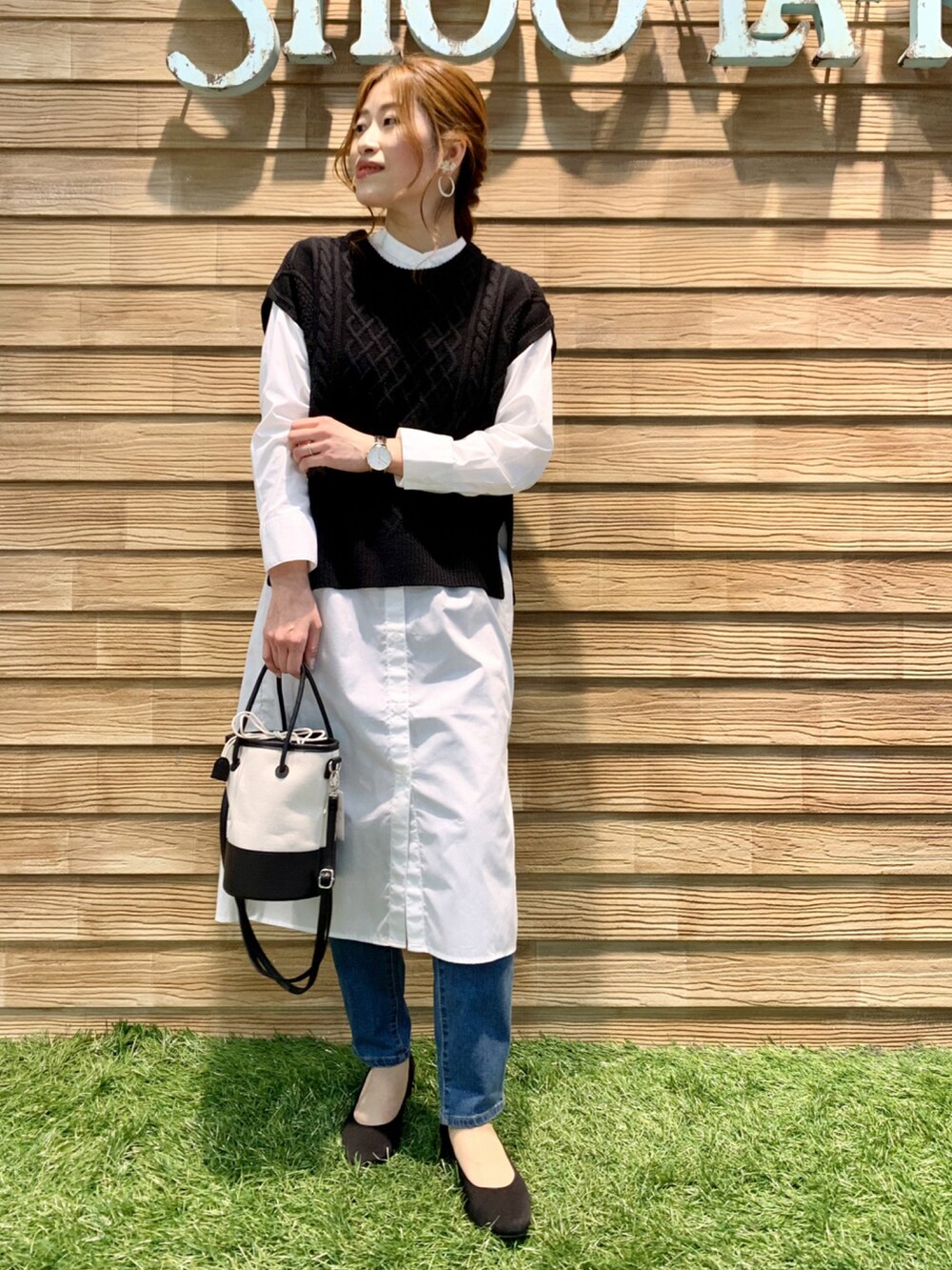 ブラック系のその他トップス、ホワイト系のワンピース、ブラック系のハンドバッグを着用したレディースの春コーディネートの2枚目の写真