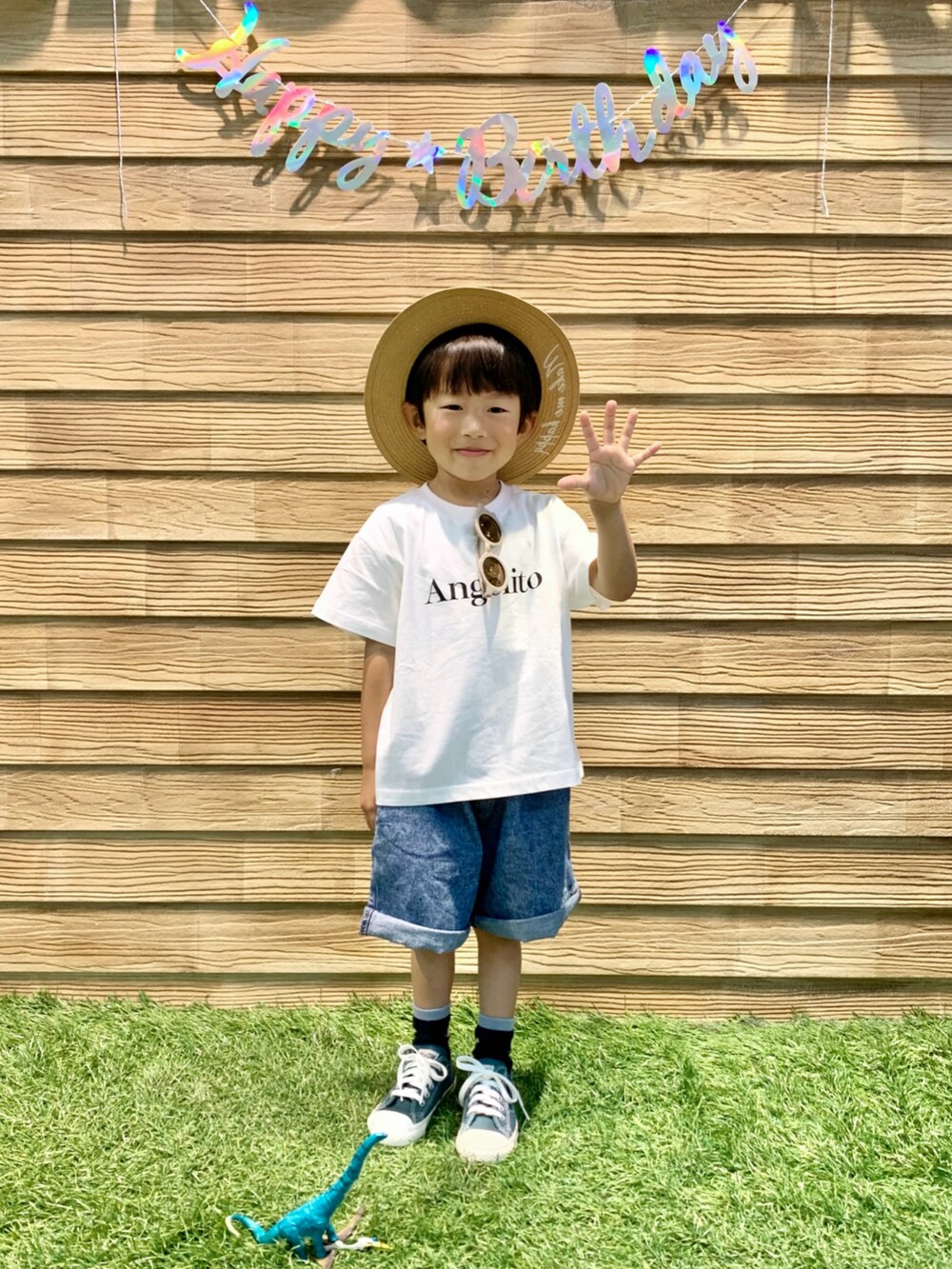 ホワイト系のTシャツ/カットソー、ブルー系のその他パンツ、グリーン系のスニーカーを着用したキッズの夏コーディネートの2枚目の写真