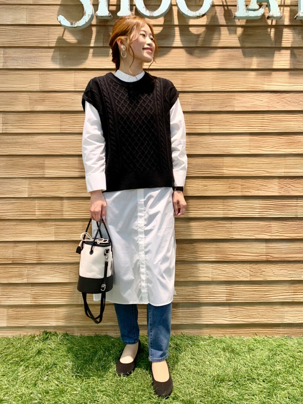 ブラック系のその他トップス、ホワイト系のワンピース、ブラック系のハンドバッグを着用したレディースの春コーディネートの3枚目の写真