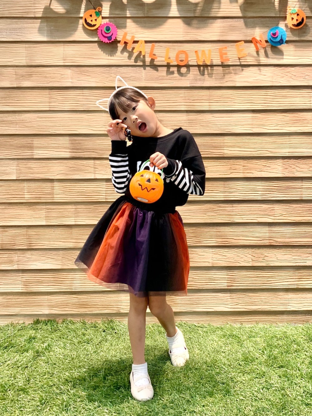 「シューラルー、シューラルーキッズ、女の子、キッズコーデ、親子コーデ、秋コーデ、パーティースタイル、ブラック、プルオーバー、リバーシブル、チュールスカート、スカート、バレエシューズ、ハロウィン、WEARハロウィン2022」｜「SHOO・LA・RUEの【100-130cm】袖ボーダーレイヤードプルオーバー（スウェット、ブラック系）」を使った、E r i   さん（骨格ウェーブ・キッズ・120cm）の秋コーディネートの2枚目の写真