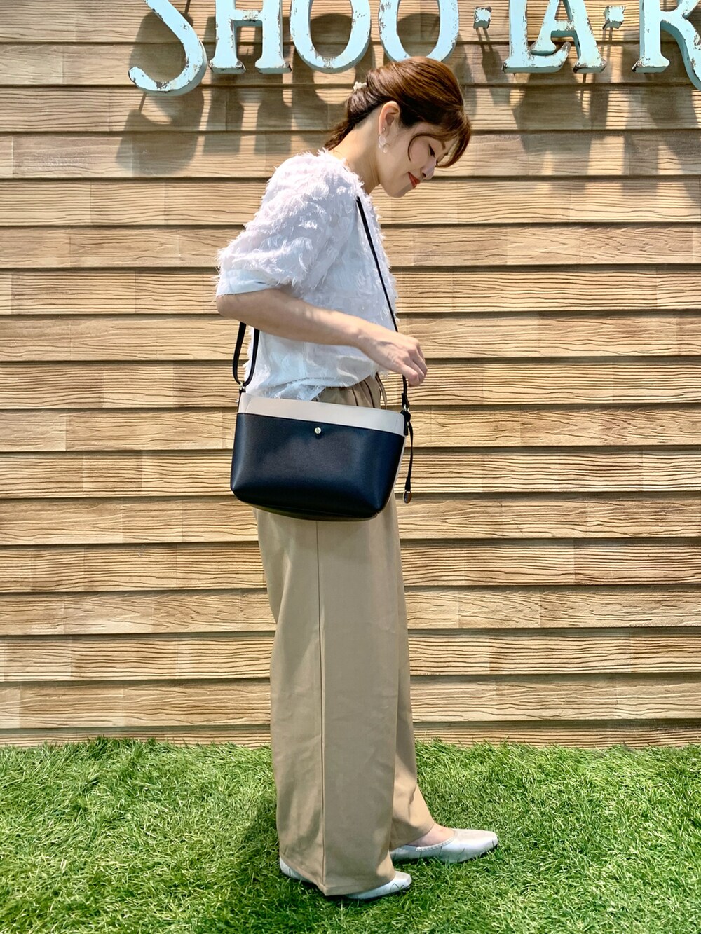 ホワイト系のシャツ/ブラウス、ベージュ系のその他パンツ、ベージュ系のショルダーバッグを着用したレディースの秋コーディネートの4枚目の写真