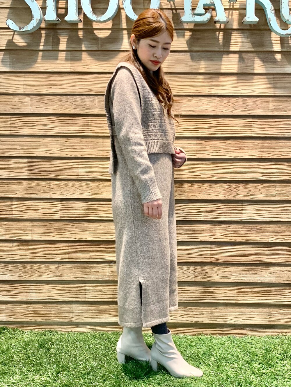 ブラウン系のワンピース、ホワイト系のブーツ、ベージュ系のその他を着用したレディースの冬コーディネートの4枚目の写真