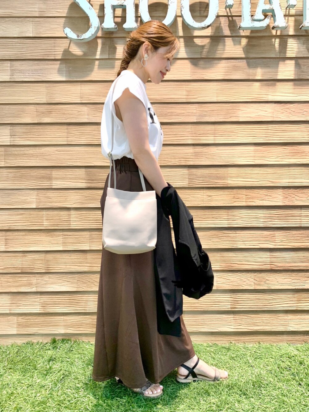 ホワイト系のTシャツ/カットソー、グレー系のショルダーバッグ、グレー系のサンダルを着用したレディースの夏コーディネートの3枚目の写真