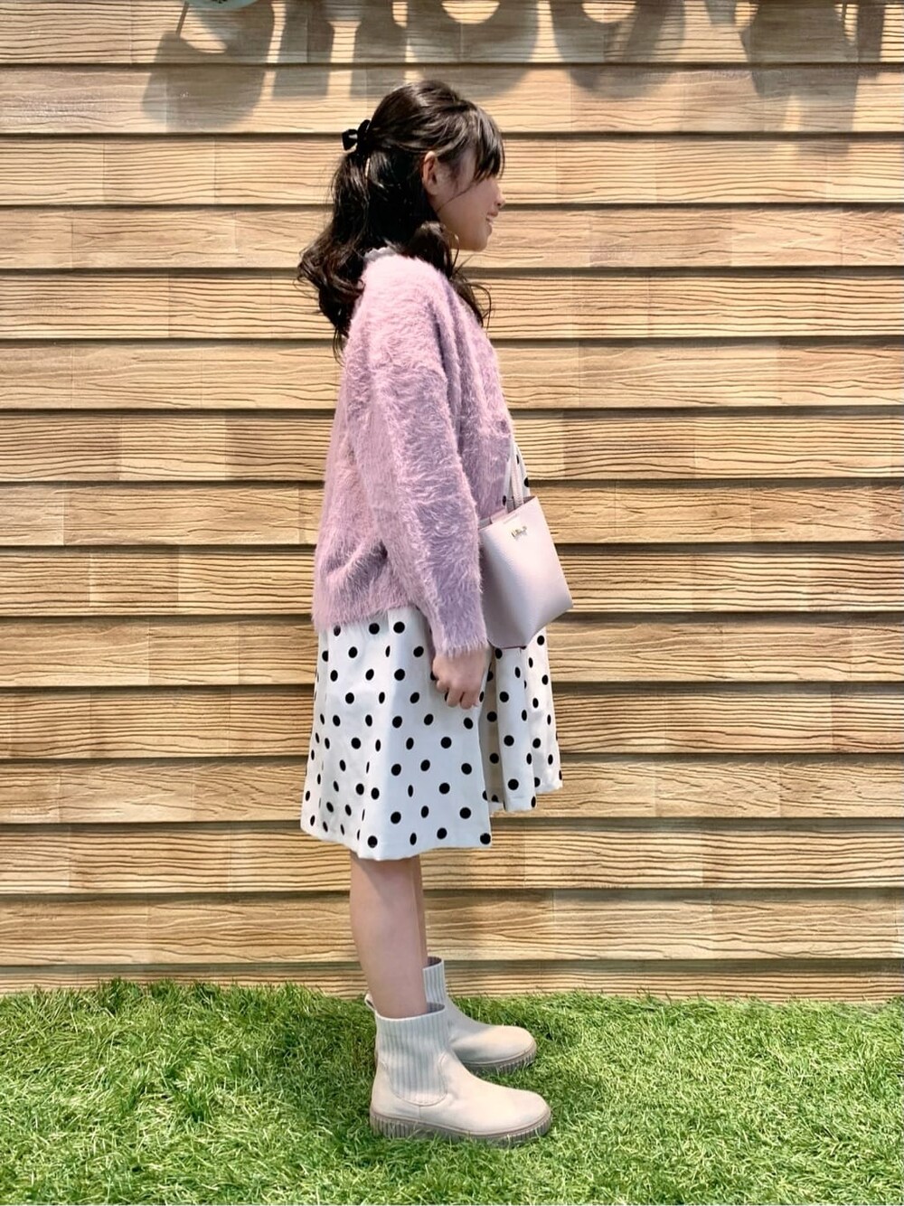 ホワイト系のTシャツ/カットソー、ホワイト系のワンピースを着用したキッズの冬コーディネートの2枚目の写真