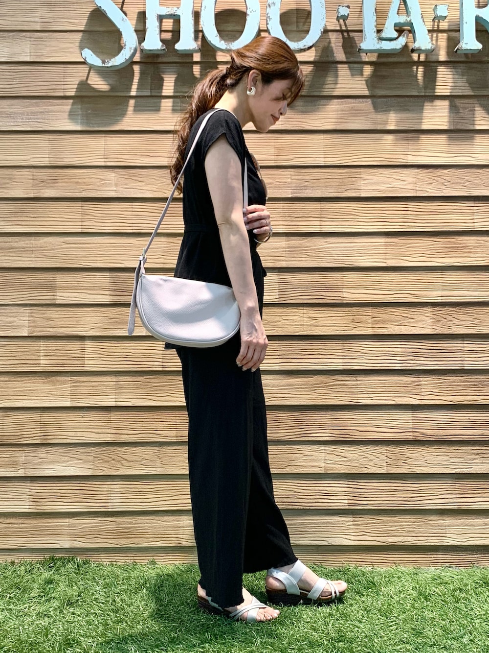 ブラック系のTシャツ/カットソー、ブラック系のその他パンツ、グレー系のショルダーバッグを着用したレディースの秋コーディネートの4枚目の写真