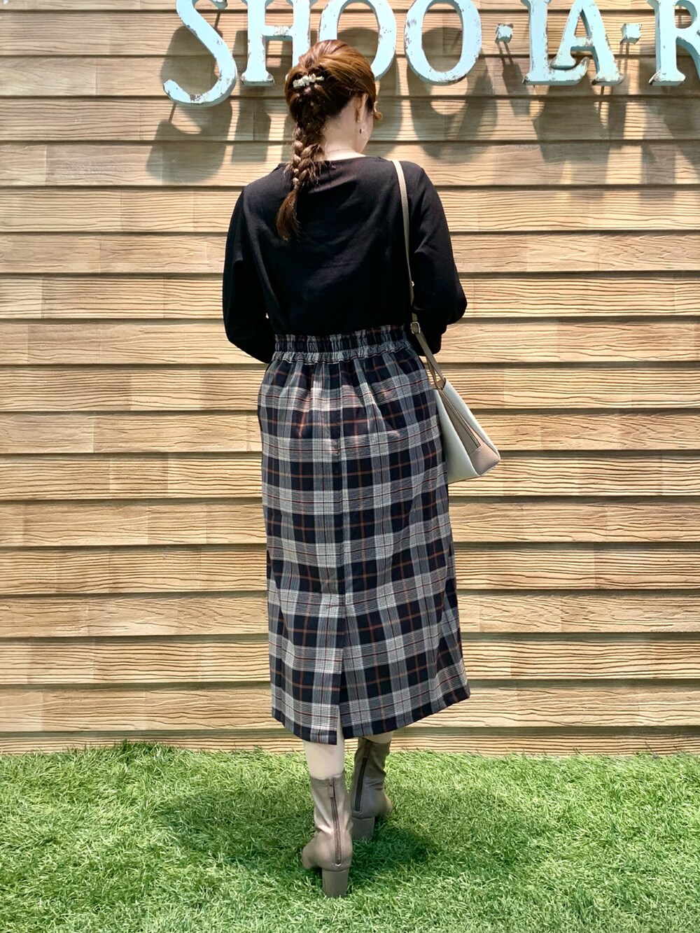 「シューラルー、ドレスキップ、大人カジュアル、きれいめカジュアル、オフィスカジュアル、ブラック、ボリューム袖、プルオーバー、チェック、スカート、ショルダーバッグ、ブーツ、秋コーデ、スウィーツ同盟会、チェッカーずまつり2023秋」｜「DRESKIPの【アクセ付き】大人上品 お袖タック 7分袖トップス（Tシャツ/カットソー、ブラック系）」を使った、E r i   さん（骨格ウェーブ・レディース・162cm）の秋コーディネートの5枚目の写真