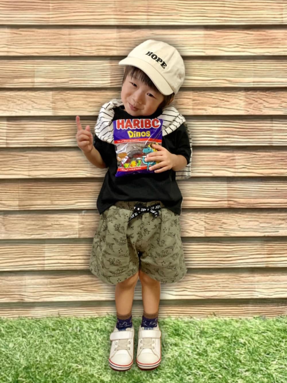 「シューラルー、シューラルーキッズ、休日コーデ、ボーダー、肩掛け、ブラック、Tシャツ、恐竜、ショートパンツ、靴下、キャップ、あたまにキャップフェス、白スニーカー、恐竜クラブ、グミ同盟」|「SHOO・LA・RUEの◆【90-130cm】インレイハーフパンツ(その他パンツ、グリーン系)」を使った、E r i さん(キッズ・90cm)の秋コーディネートの4枚目の写真