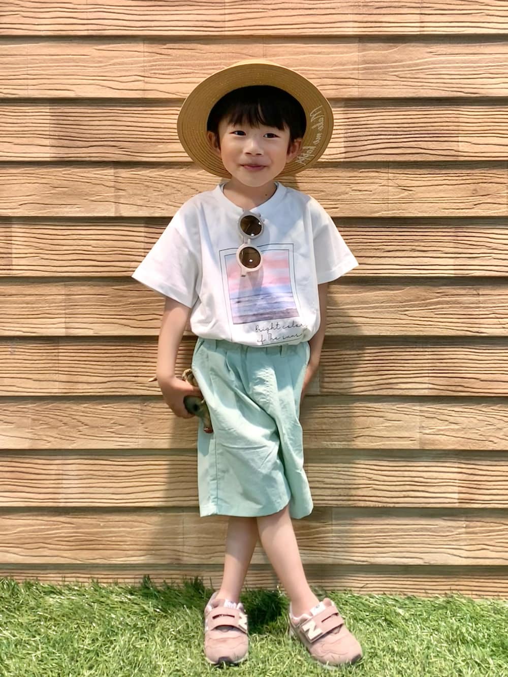 ホワイト系のTシャツ/カットソー、グリーン系のその他パンツ、ベージュ系のハットを着用したキッズの秋コーディネートの2枚目の写真