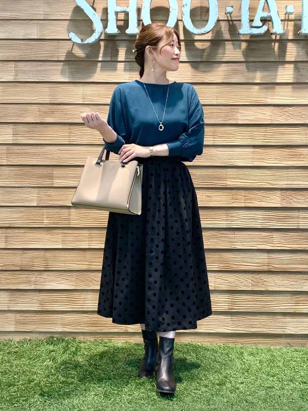 ブルー系のシャツ/ブラウス、グレー系のスカート、ベージュ系のトートバッグを着用したレディースの冬コーディネートの3枚目の写真