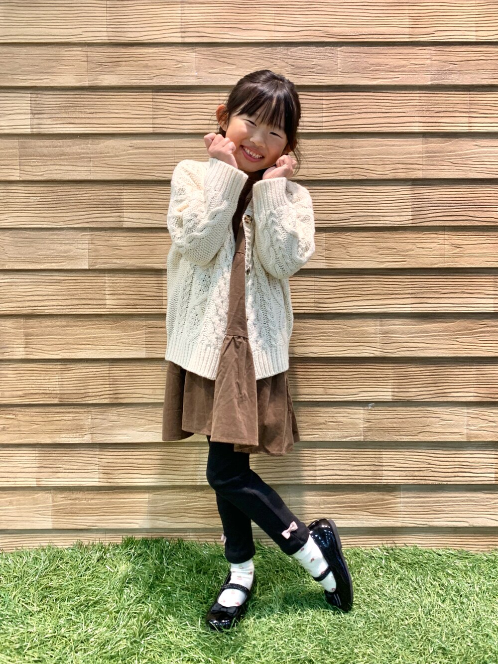 ホワイト系のカーディガン/ボレロ、ブラウン系のワンピース、ブラック系のその他パンツを着用したレディースの秋コーディネートの2枚目の写真