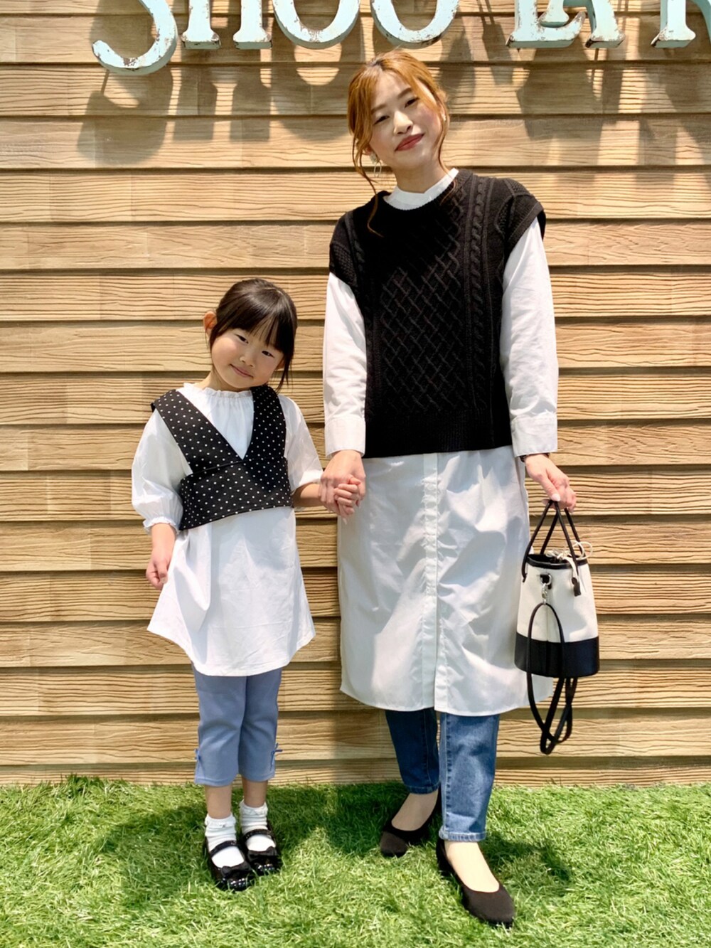 「シューラルー、ドレスキップ、キューティーブロンド、春コーデ、おやこーで。、リンクコーデ、休日スタイル、レイヤード、ベスト、シャツスタイル、パンツスタイル、STOP 誹謗中傷、WEARは皆の拠り所、笑顔の輪を繋ごう、繋ごう素敵な心の声を」|「Cutie Blondeの【S-L/2点セット】ケーブル編みベスト+Tシャツ(その他トップス、ブラック系)」を使った、E r i さん(レディース・162cm)の春コーディネートの4枚目の写真