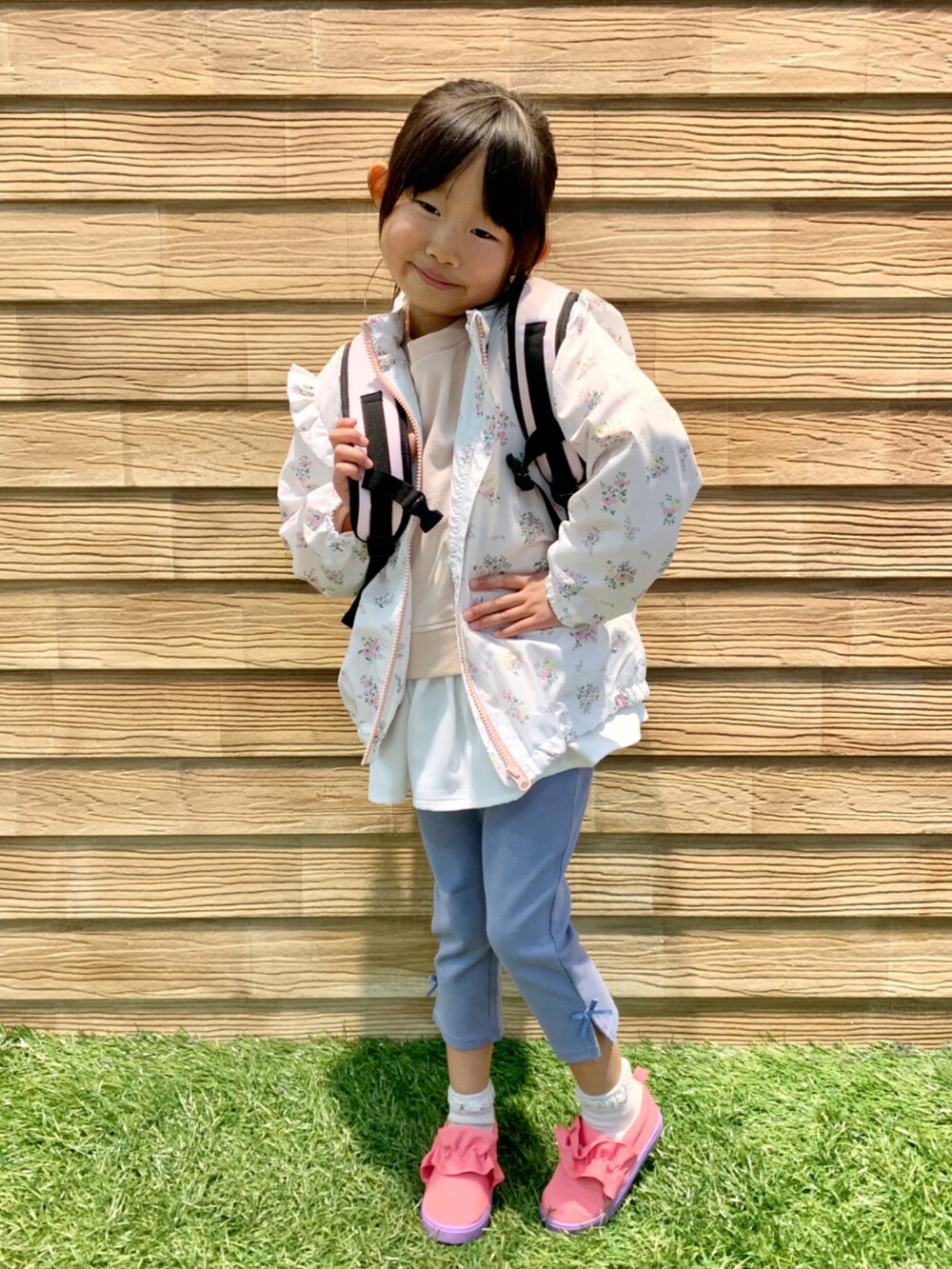 「シューラルー、シューラルーキッズ、キッズコーデ、キッズファッション、カジュアルコーデ、カラー×コーデ、プチプラ、女の子、羽織り、花柄、ブルゾン、リボン、リュック、カラーパンツ」｜「SHOO・LA・RUEの【100-140cm/撥水】総柄フリルブルゾン（ブルゾン、ベージュ系）」を使った、E r i   さん（キッズ・162cm）の春コーディネートの3枚目の写真