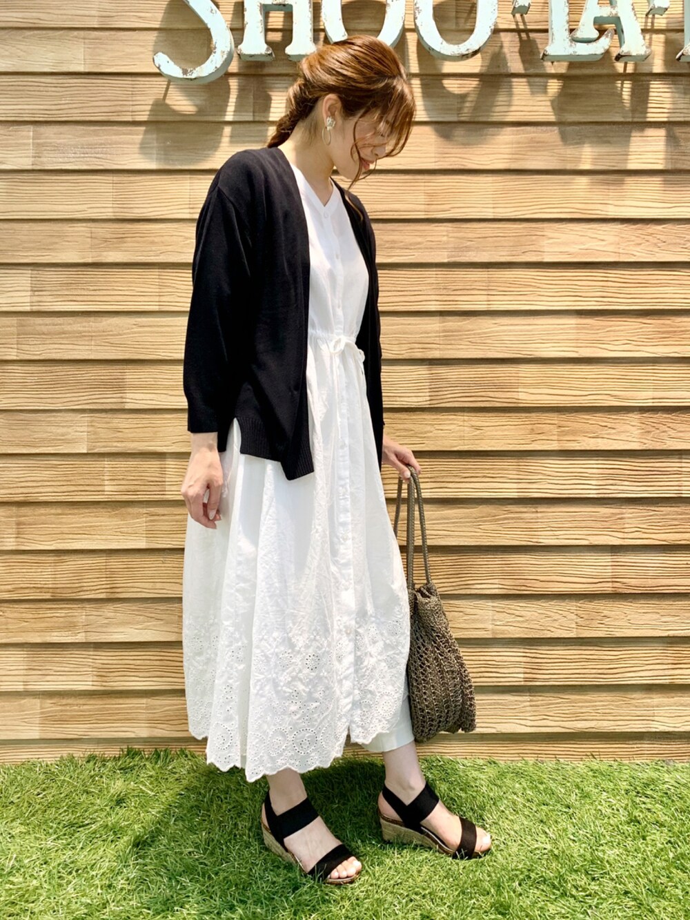 ホワイト系のワンピース、ブラック系のカーディガン/ボレロ、ホワイト系のその他パンツを着用したレディースの春コーディネートの4枚目の写真