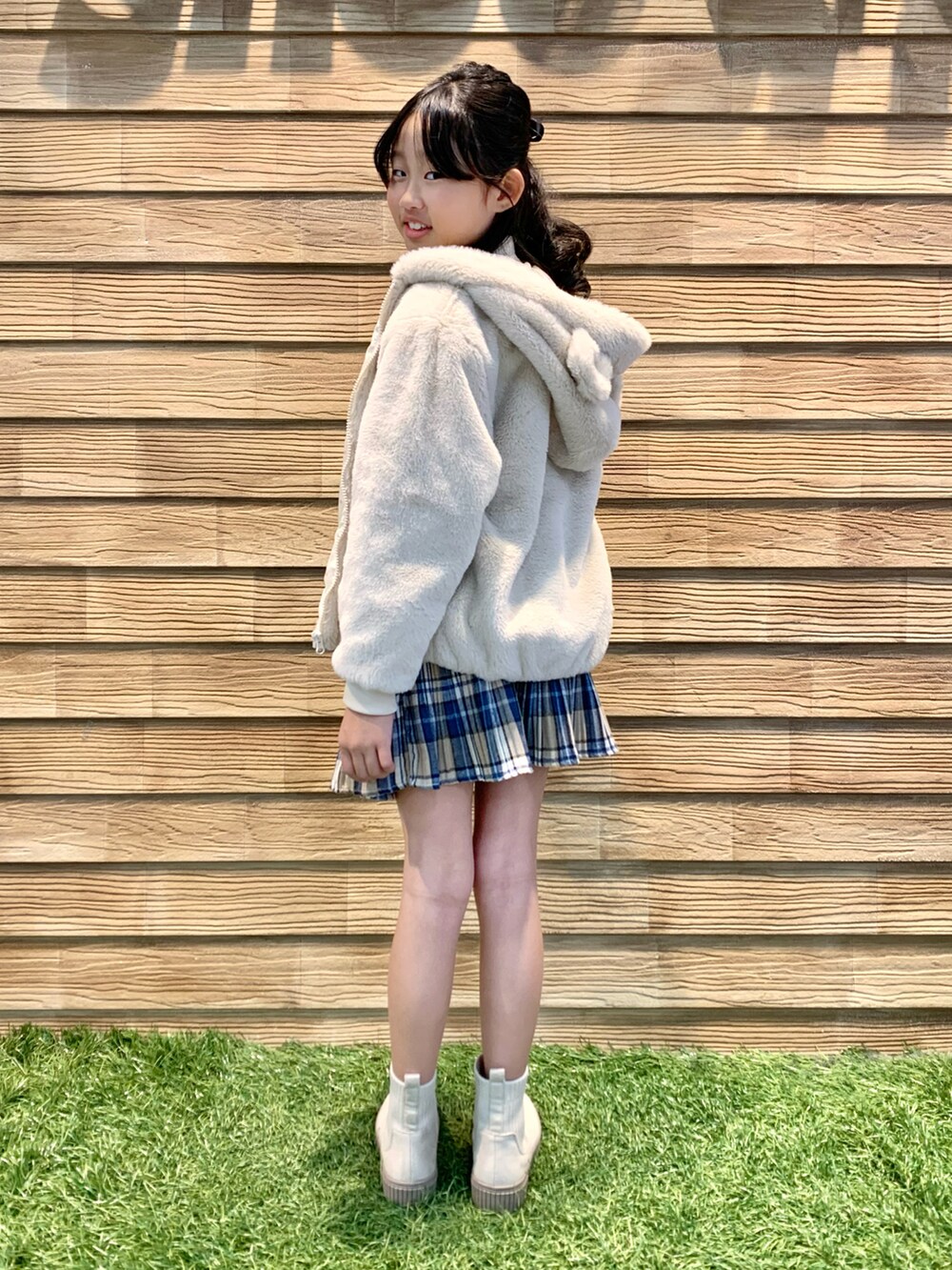 「シューラルー、シューラルーキッズ、女の子、シンプルコーデ、おでかけコーデ、淡色コーデ、ホワイトコーデ、ホワイト、パーカー、くまさん、ニット、ブルー、チェック、スカート、ブーツ」|「SHOO・LA・RUEの【110-140cm】フェイクファー耳付きパーカー(ブルゾン、ベージュ系)」を使った、E r i さん(キッズ・137cm)の春コーディネートの5枚目の写真