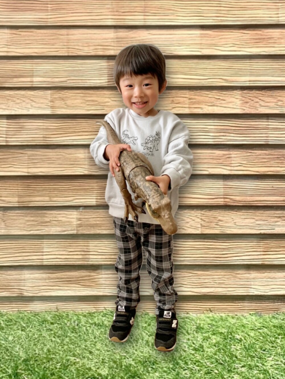 グレー系のスウェット、ブラック系のその他パンツ、グレー系のラッピングキットを着用したキッズの冬コーディネートの3枚目の写真