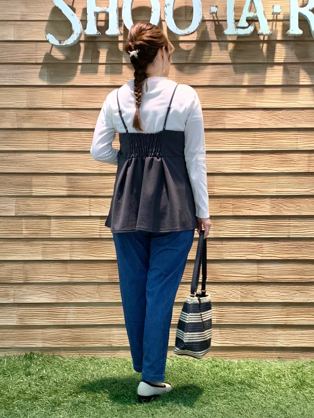 「シューラルー、ドレスキップ、きれいめカジュアル、大人カジュアル、春服コーデ、シンプルコーデ、休日スタイル、ビスチェ、デニム、モノトーン、バイカラー、ショルダーバッグ、パンプス、笑顔ふぇす」｜「DRESKIPの【2点セット／体型カバー】タックフレアキャミソール＋ロンT（その他トップス、グレー系）」を使った、E r i   さん（骨格ウェーブ・レディース・162cm）の春コーディネートの5枚目の写真