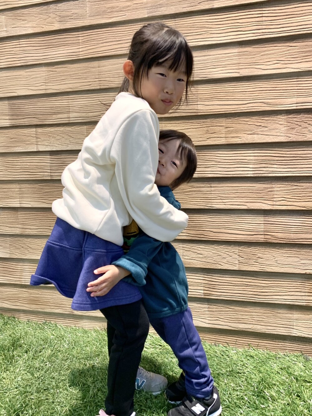 「シューラルー、秋冬コーデ、キッズコーデ、キッズファッション、おそろいコーデ、リンクコーデ、スウェット、スカッツ、パンツスタイル、勝手にダンスチャレンジ💃、STOP 誹謗中傷、笑顔拡散、笑顔の輪を繋ごう、繋ごう素敵な心の声を、WEARは皆の拠り所」|「SHOO・LA・RUEの【90-140cm/速乾】CVC裏起毛さがらスウェット(スウェット、ホワイト系)」を使った、E r i さん(キッズ・110cm)の秋コーディネートの5枚目の写真
