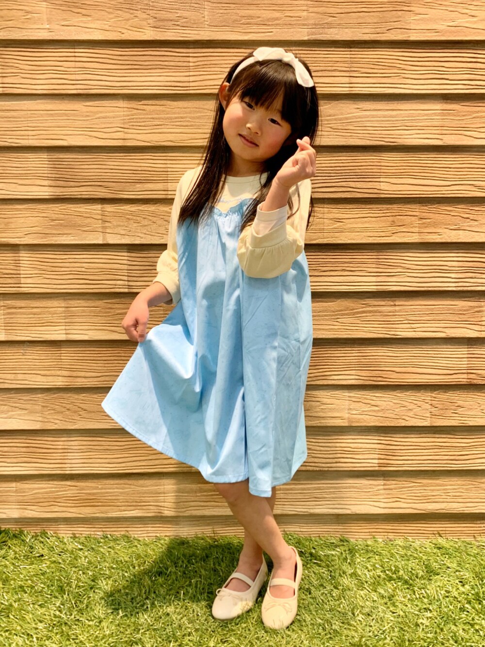 「シューラルー、シューラルーキッズ、キッズコーデ、キッズファッション、女の子、かわいい、春コーデ、春色、すみっコぐらし、ブルー、ブルー x ホワイト、ワンピース、ヘアバンド、バレエシューズ、プチプラコーデ」｜「すみっコワンピース🐻‍❄️💓のアイテム（ワンピース/ドレス、ブルー系）」を使った、E r i   さん（キッズ・110cm）の春コーディネートの3枚目の写真