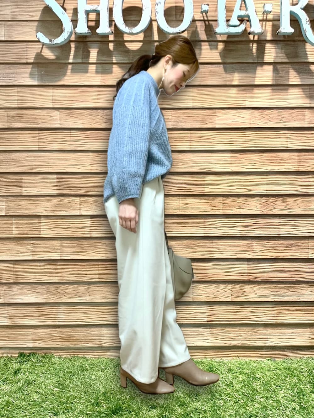 ブルー系のニット/セーター、ベージュ系のその他パンツ、ベージュ系のブーツを着用したレディースの冬コーディネートの3枚目の写真