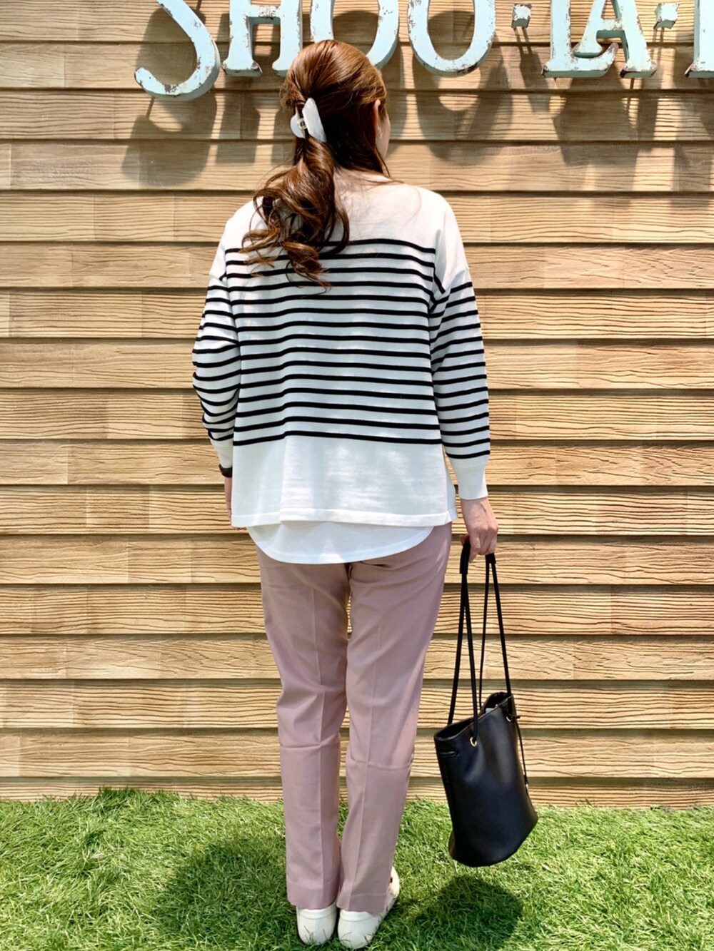 ベージュ系のその他トップス、ピンク系のその他パンツ、ブラック系のトートバッグを着用したレディースの冬コーディネートの5枚目の写真