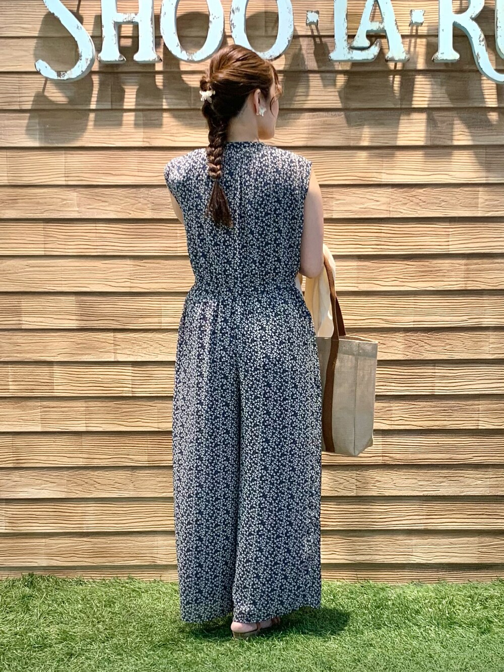 ブルー系のサロペット/オーバーオール、ブラック系のタンクトップ、ベージュ系のカーディガン/ボレロを着用したレディースの秋コーディネートの5枚目の写真