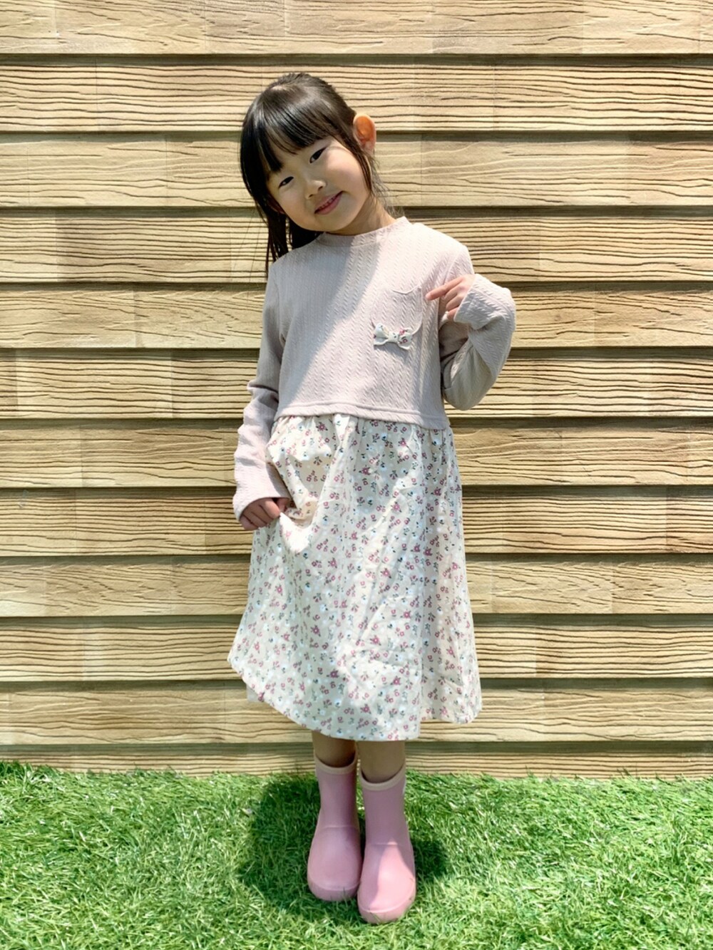 ホワイト系のパーカー、ピンク系のワンピース、ピンク系のショルダーバッグを着用したキッズの春コーディネートの5枚目の写真